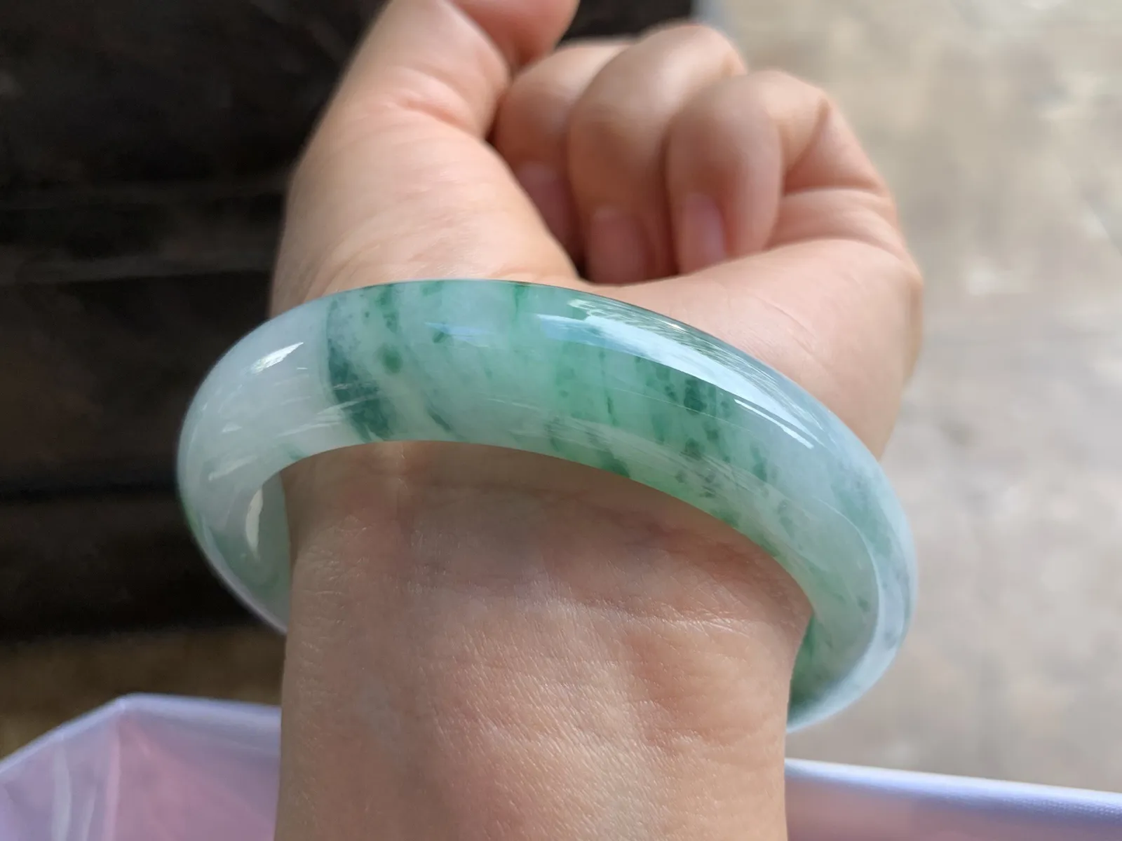 57.5-13.8-8.3mm
糯冰飘花手镯 底子细腻 水润色花