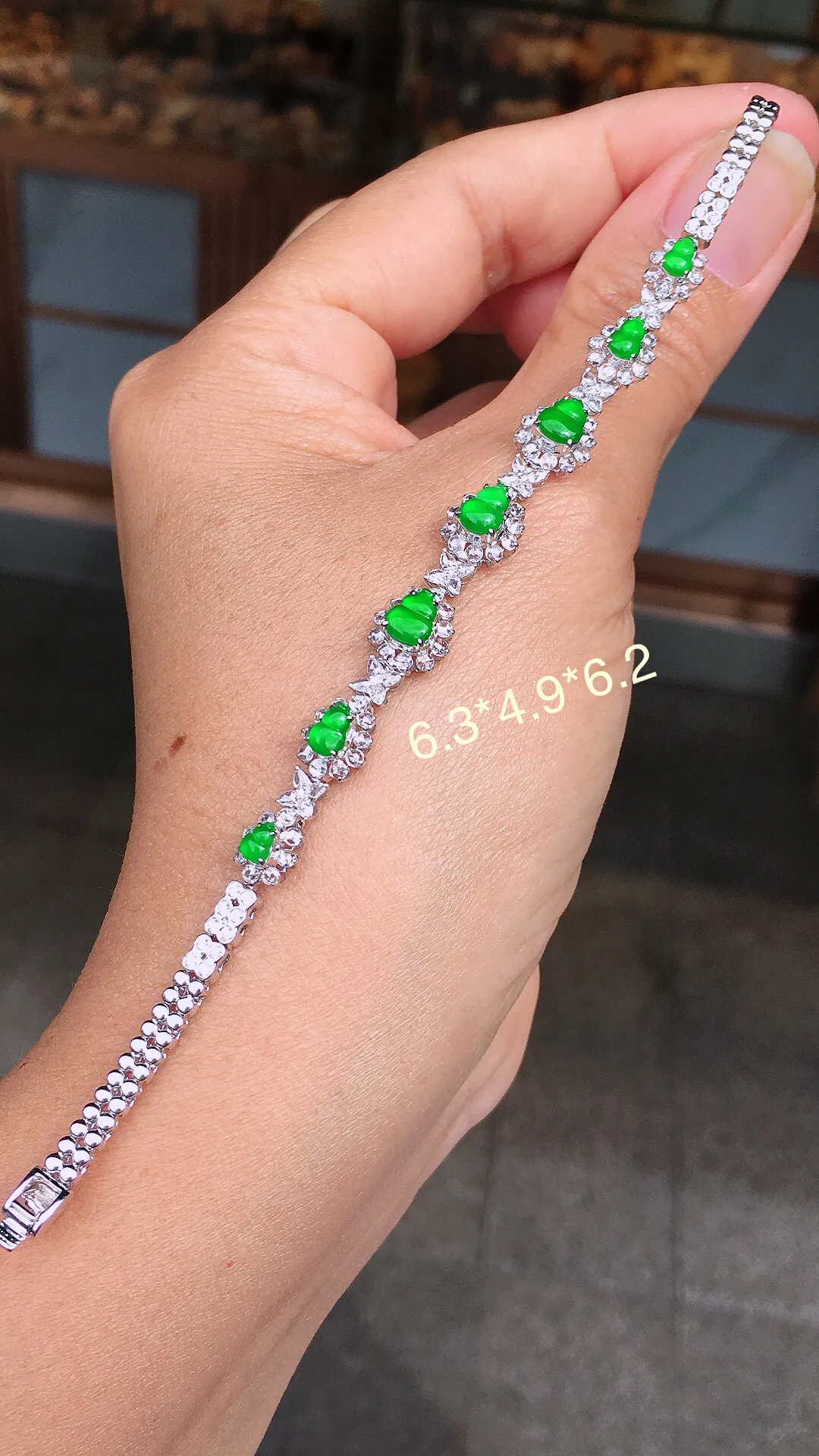 阳绿葫芦手链，色泽均匀艳丽，玉质细腻，荧光感超
强，饱满圆润，尽显优雅气质，18k
金豪华镶嵌