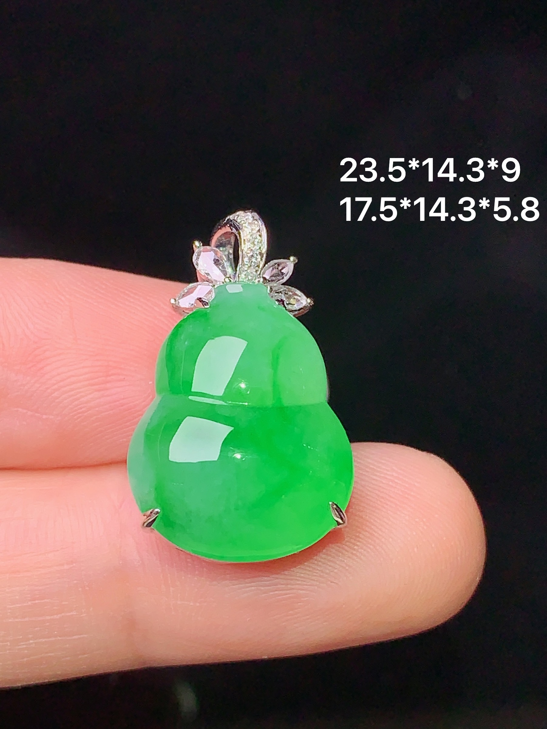 18k金钻镶嵌翠绿葫芦吊坠 玉质细腻 色泽清新艳丽 整体尺寸23.5*14.3*9