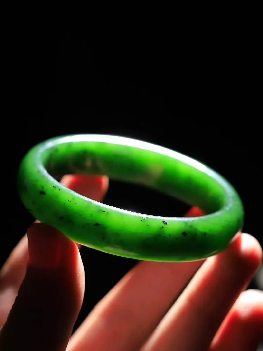 【碧波流转·手镯】

精品️和田玉碧玉手镯，玉质细腻温润，手感舒适，️线条流畅，简约大气，美自天成，佩戴于腕间，婉约之美，举手投足间透出那份低调奢华，醉人心扉。
重60.6克 内径圈口59.5mm尺寸14.4-8mm  FDA-131101008