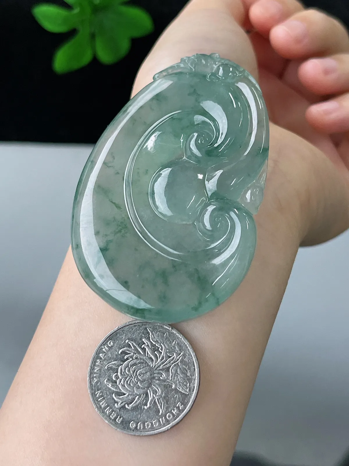 翡翠冰糯种飘花绿色大如意