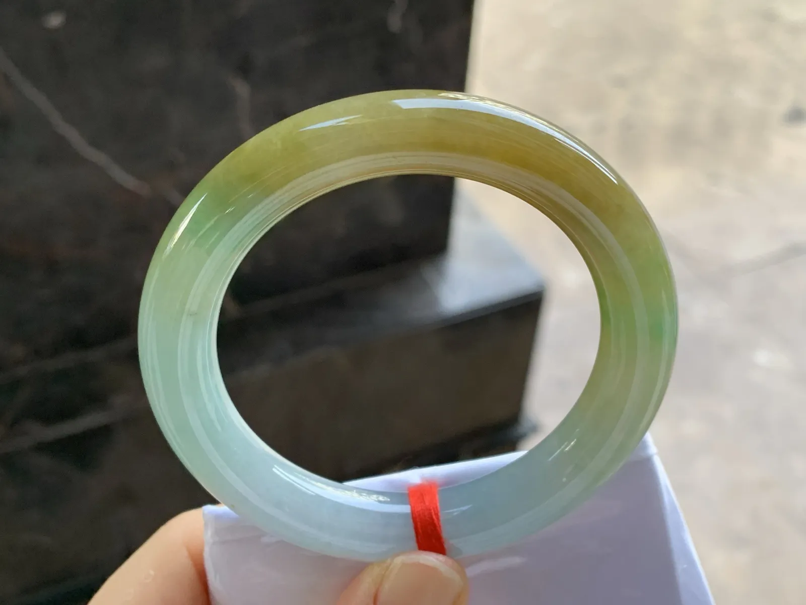 55.5-11

黄翡圆条手镯^_^
肉质细腻有种水～颜色漂亮 上手好看