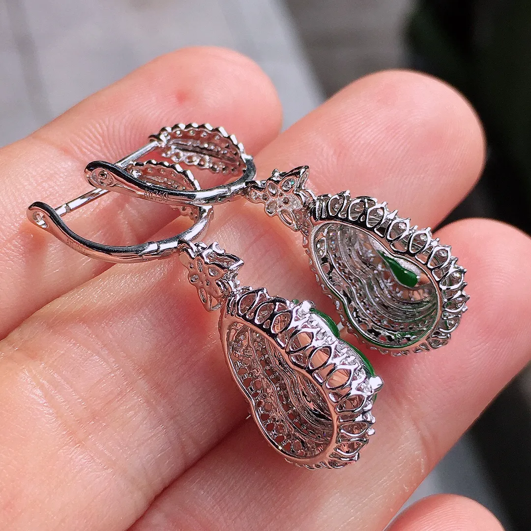 满绿葫芦耳坠，色泽均匀艳丽，玉质细腻，荧光感超
强，饱满圆润，尽显优雅气质，18k
金豪华镶嵌