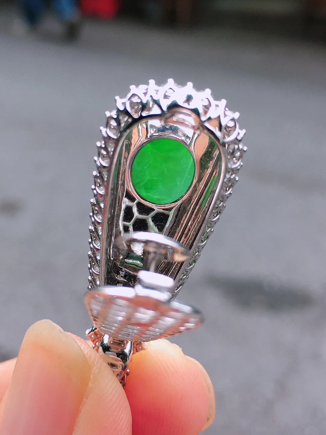 阳绿福瓜吊坠，色泽均匀艳丽，玉质细腻，荧光感超
强，饱满圆润，尽显优雅气质，18k
金豪华镶嵌