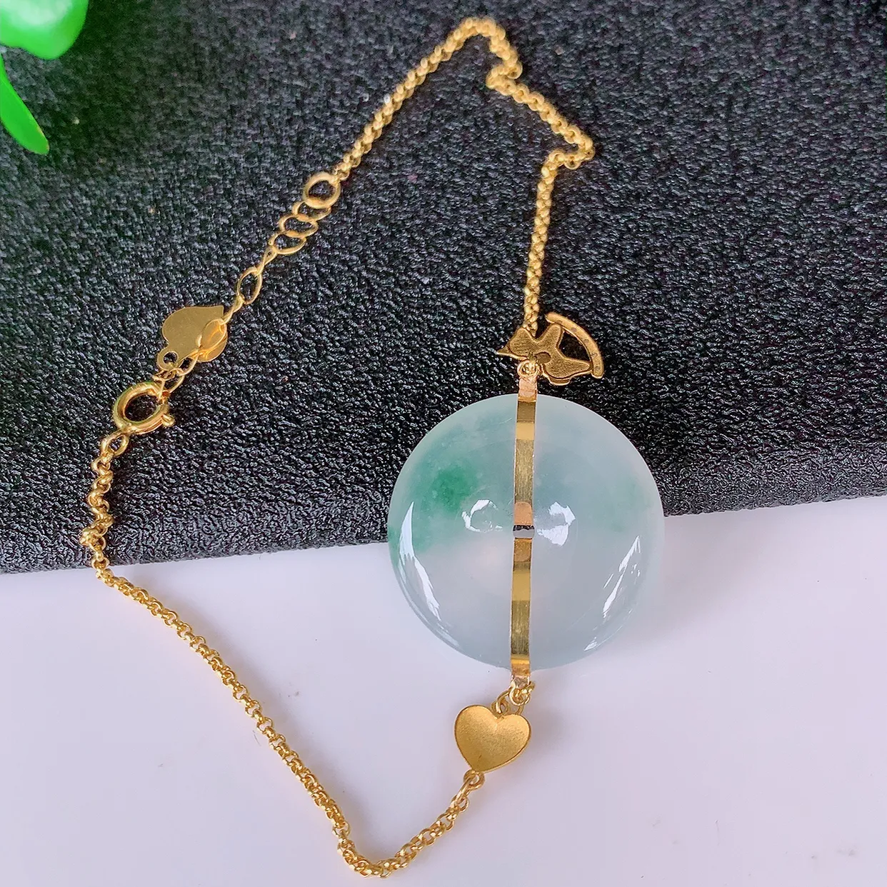 自然光实拍 18k金镶嵌冰种飘花翡翠平安扣手链，沁人心脾，豪华镶嵌而成，手链佩戴效果大气出众，尽显气质。翡翠种水好，胶感足，颜相当漂亮，高性价比，值得入手品鉴！#1.10平安扣尺寸17.*4