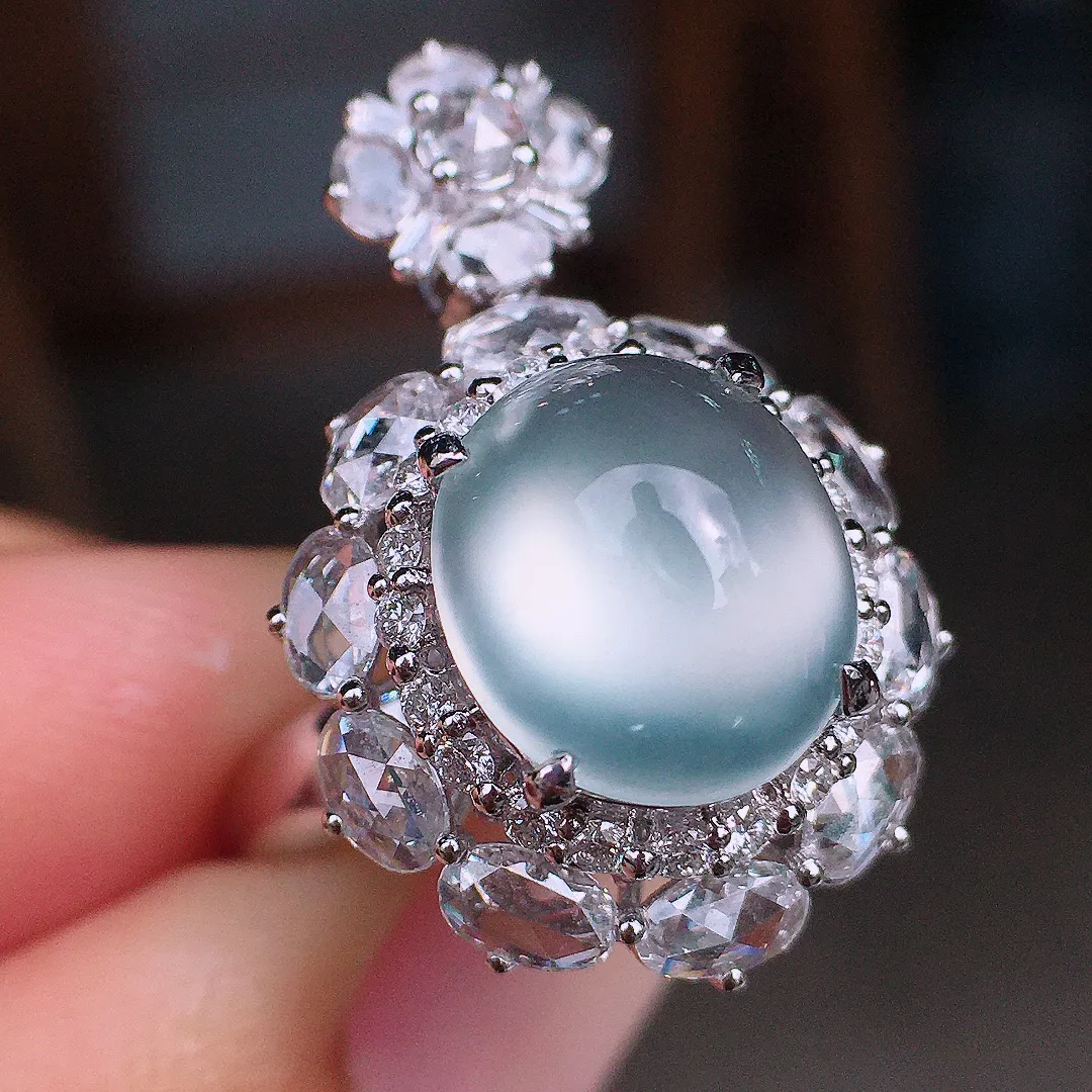 玻璃种蛋面戒指/吊坠两用款，玉质细腻，荧光感超
强，饱满圆润，尽显优雅气质，18k
金豪华镶嵌