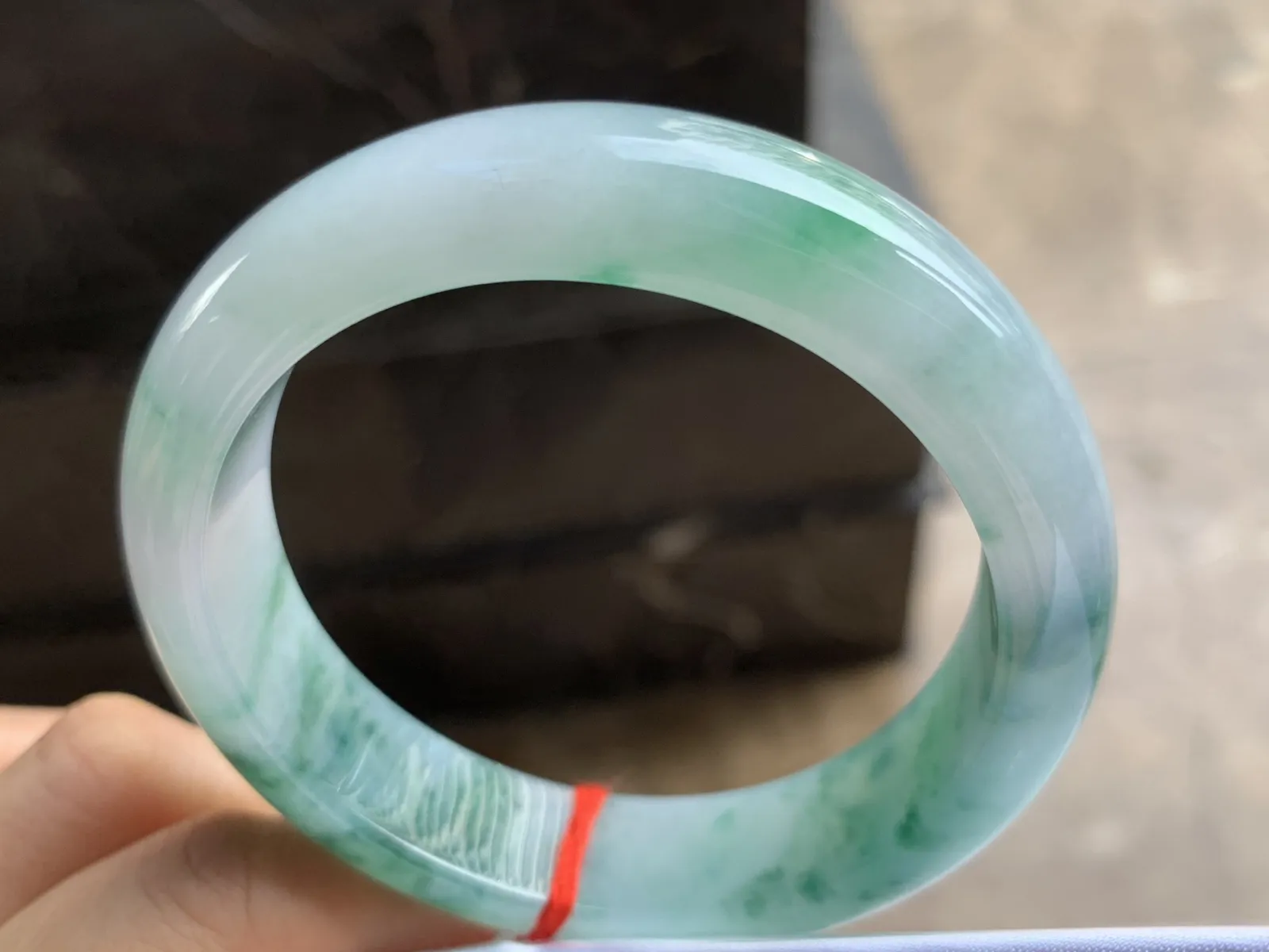 57.5-13.8-8.3mm
糯冰飘花手镯 底子细腻 水润色花