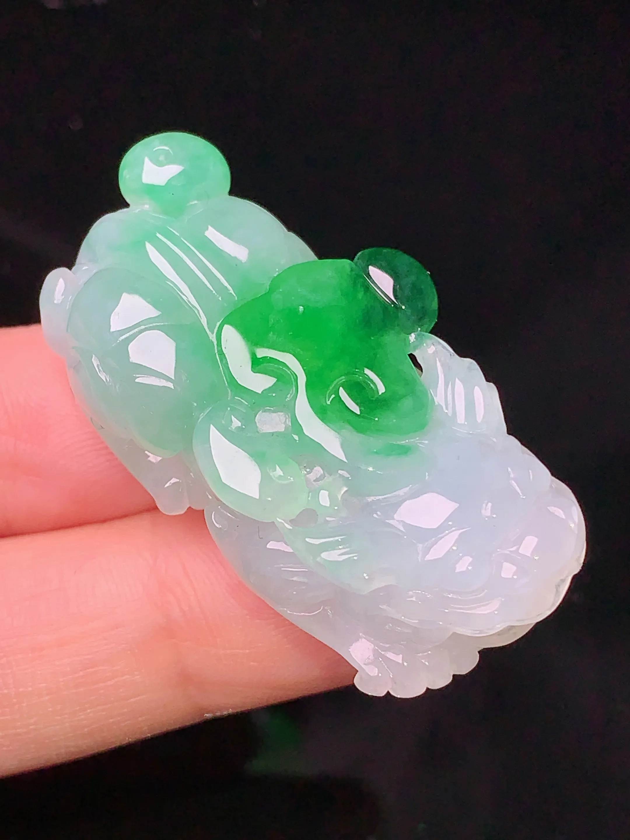 飘绿貔貅吊坠 玉质细腻 色泽清新艳丽 整体尺寸40.8*21.8*11.6