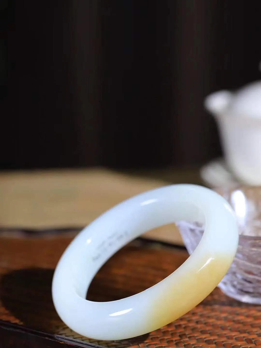 [温润如玉.手镯]

收藏级臻品和田玉糖白玉手镯。玉质温润细腻 油性十足 手感舒适，高华雅逸，线条流畅，简约大气，美自天成，素雅高贵。佩戴于腕间，婉约之美，举手投足间透出那份低调奢华。重99克 内径60.5mm尺寸16.3-11-mm FDA-121101000