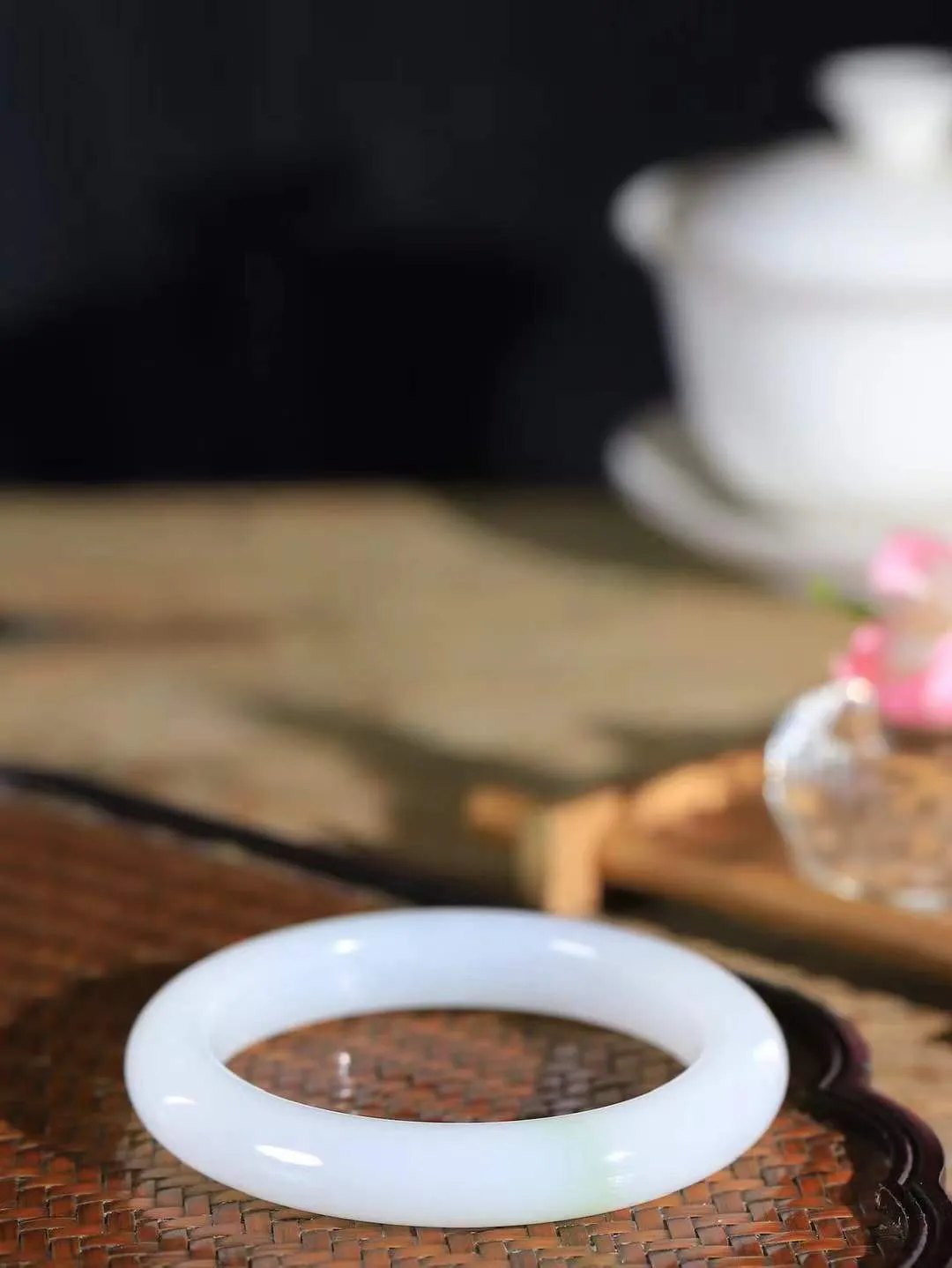 （柔情似水.手镯）

收藏级臻品和田玉白玉飘翠手镯，玉质温润细腻，镯型饱满圆润，优雅知性，姽婳于幽