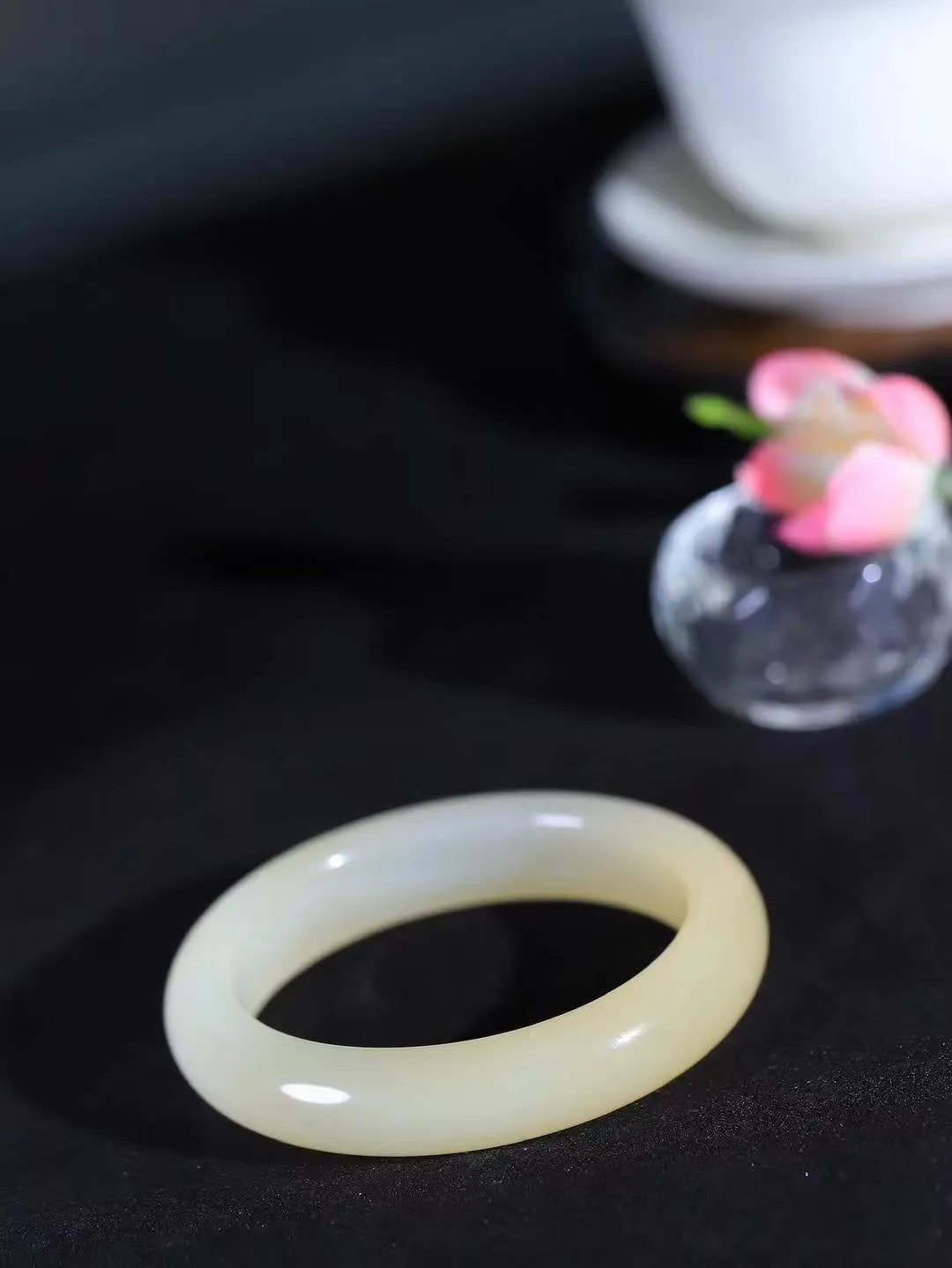 （一见钟情.手镯）

精品️和田玉糖白玉手镯，玉质温和莹润，精光内蕴，手感舒适。整器简约，打磨光洁，让人爱不释手，料美艺精，萦绕于手，尽显高贵之姿。重49.5克 内径52.5mm尺寸12.6-8.3mm   FDA-101101073