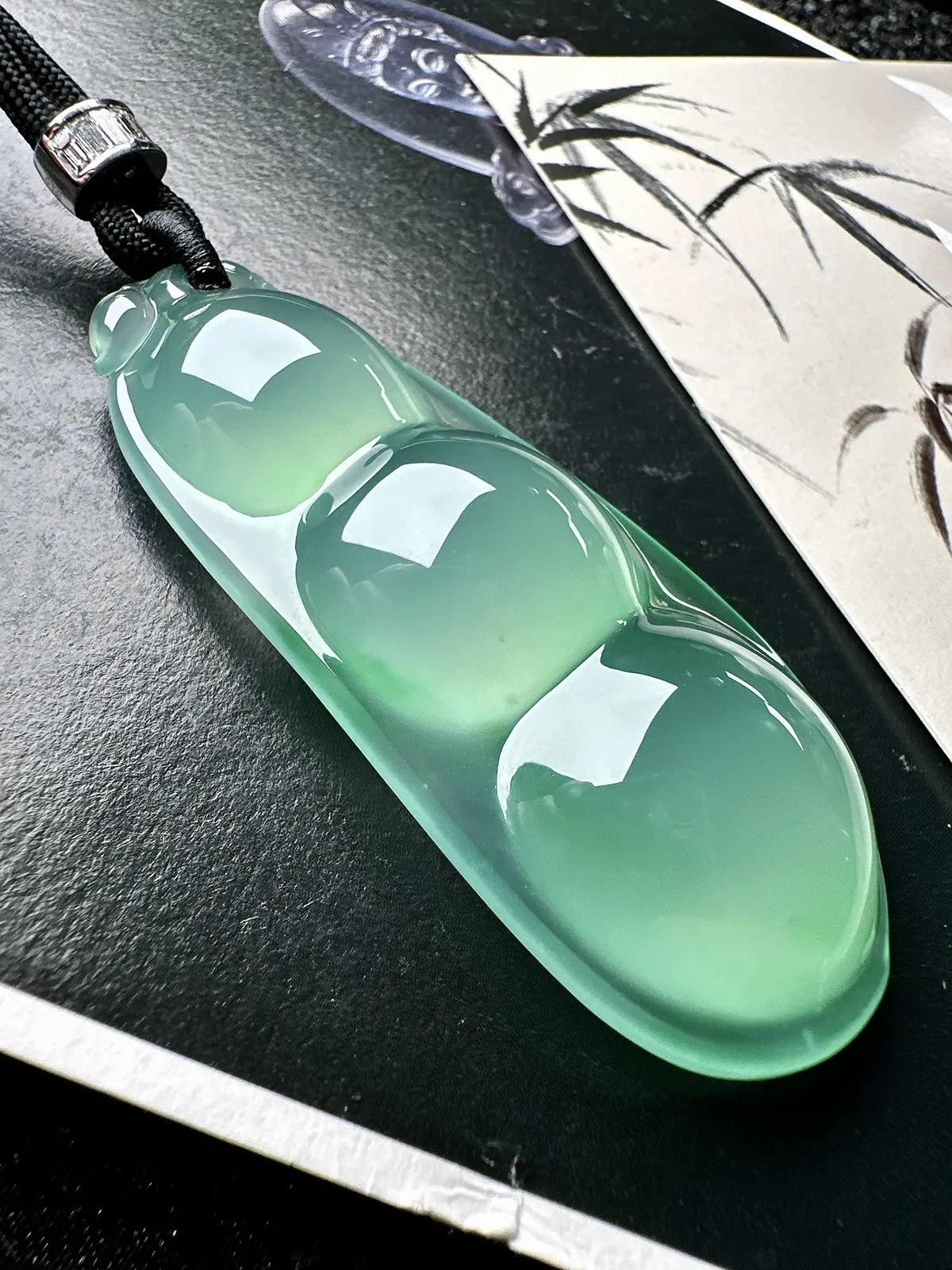 【冰种巨无霸福豆吊坠】飘一抹绿，起钢光，种地上乘，冰感十足，通透起光，饱满圆润，收藏品质