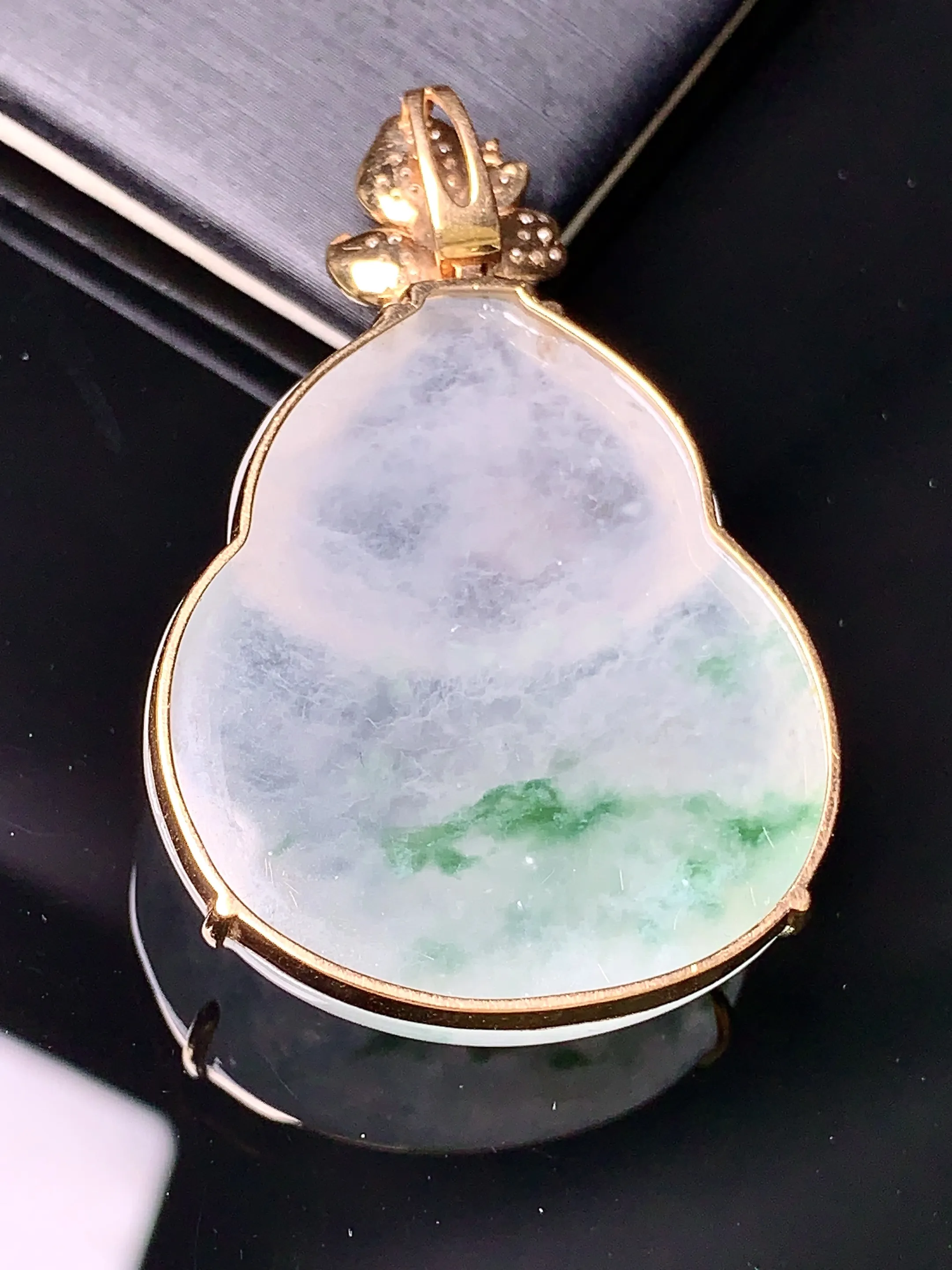 18k金钻镶嵌飘绿葫芦吊坠 玉质细腻 色泽清新艳丽 整体尺寸45.5*29.8*9.6