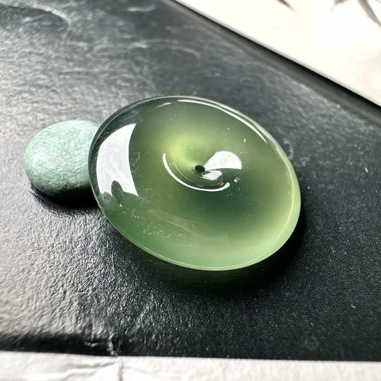 【冰种橄榄绿平安扣】质地细腻，品质很好，冰感十足，胶感明显，收藏品质。