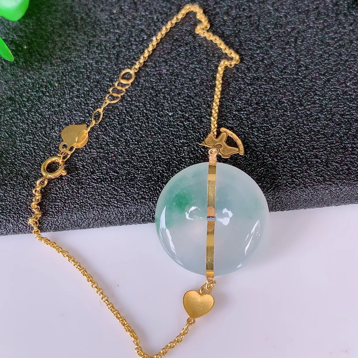 自然光实拍 18k金镶嵌冰种飘花翡翠平安扣手链，沁人心脾，豪华镶嵌而成，手链佩戴效果大气出众，尽显气质。翡翠种水好，胶感足，颜相当漂亮，高性价比，值得入手品鉴！#1.10平安扣尺寸17.*4