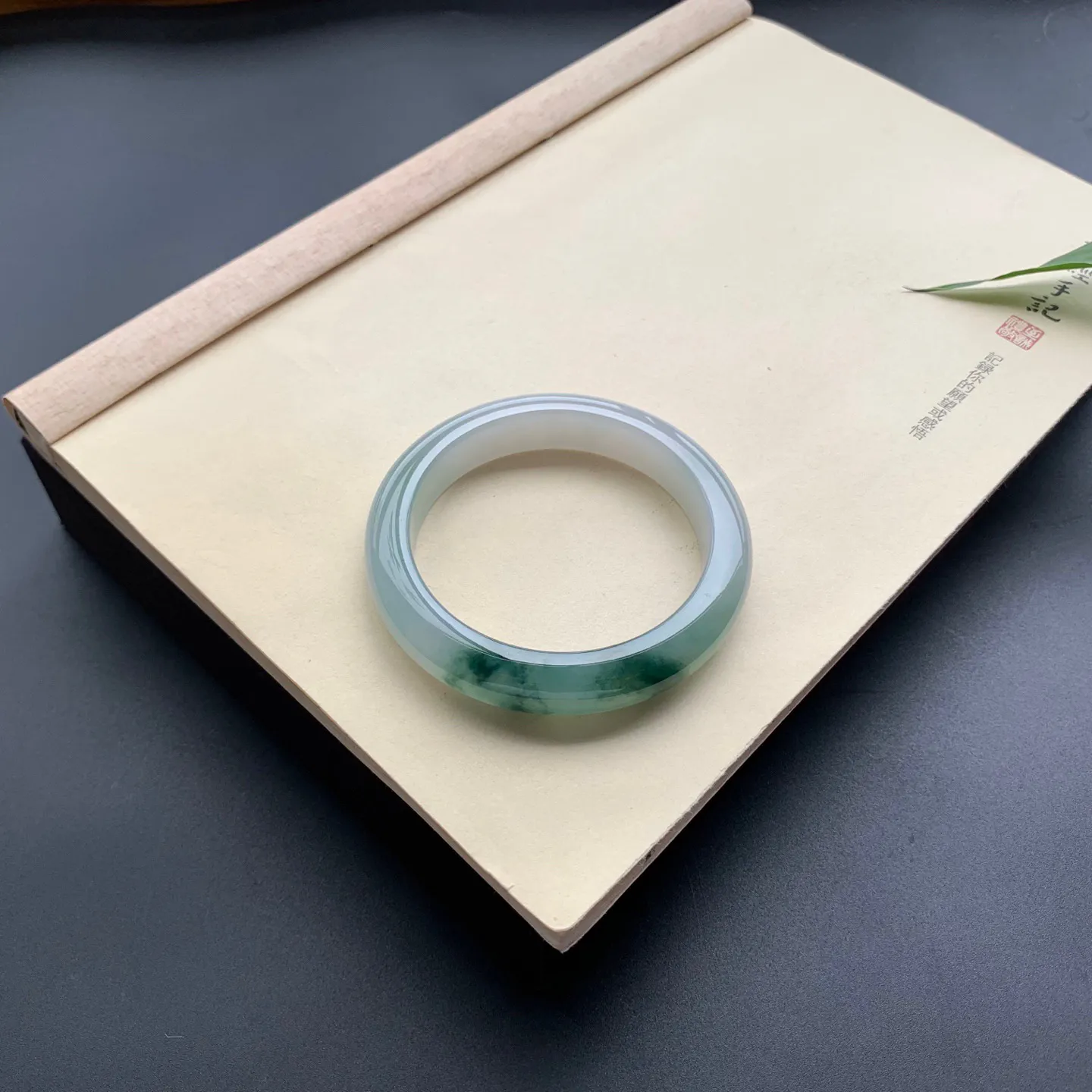 60.2大圈口飘花正圈手镯 尺寸：60.2-12.5-9.6，无纹裂，花色浓郁，版型厚装