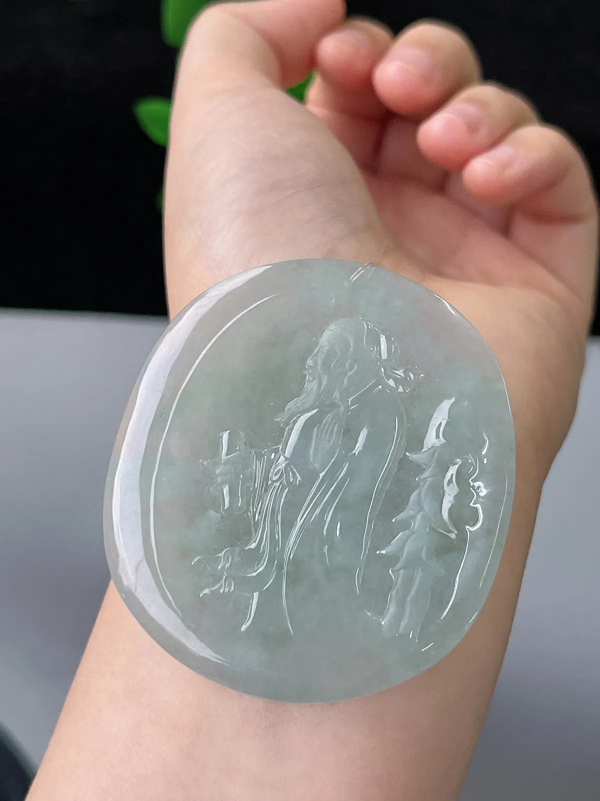 翡翠冰糯种淡绿色吊坠