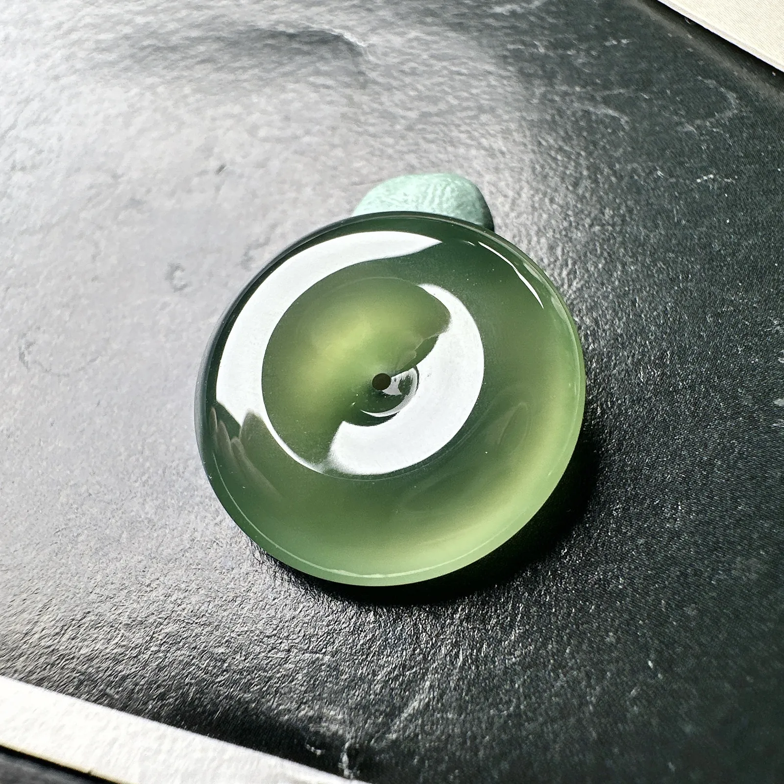 【冰种橄榄绿平安扣】质地细腻，品质很好，冰感十足，胶感明显，收藏品质。