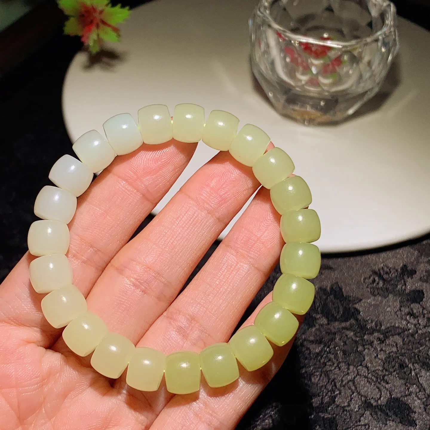 和田玉黄口料直切老型珠手串。单颗尺寸8/10！玉质细腻油润。手推出油。佩戴高端典雅。lt251110