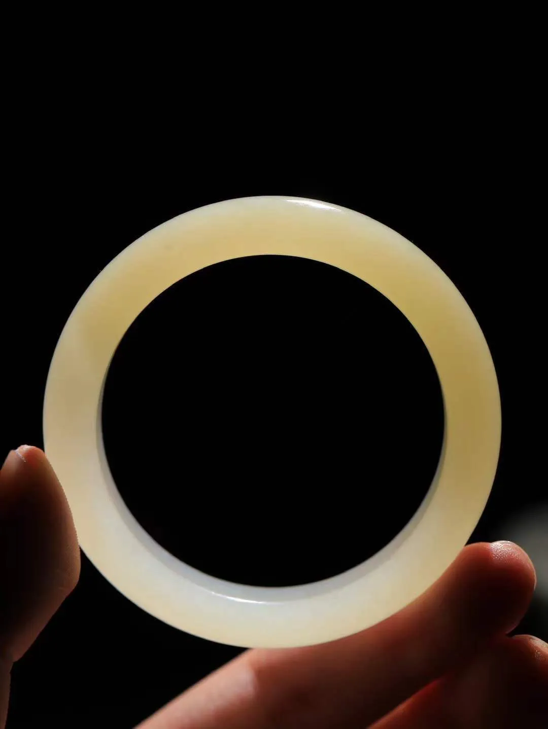 [温润如玉.手镯]

精品和田玉蜂蜜水手镯。玉质温润细腻 油性十足 手感舒适，高华雅逸，线条流畅，简约大气，美自天成，素雅高贵。佩戴于腕间，婉约之美，举手投足间透出那份低调奢华。重46.7克 内径50.5mm尺寸12.5-8.3mm FDA-121101000