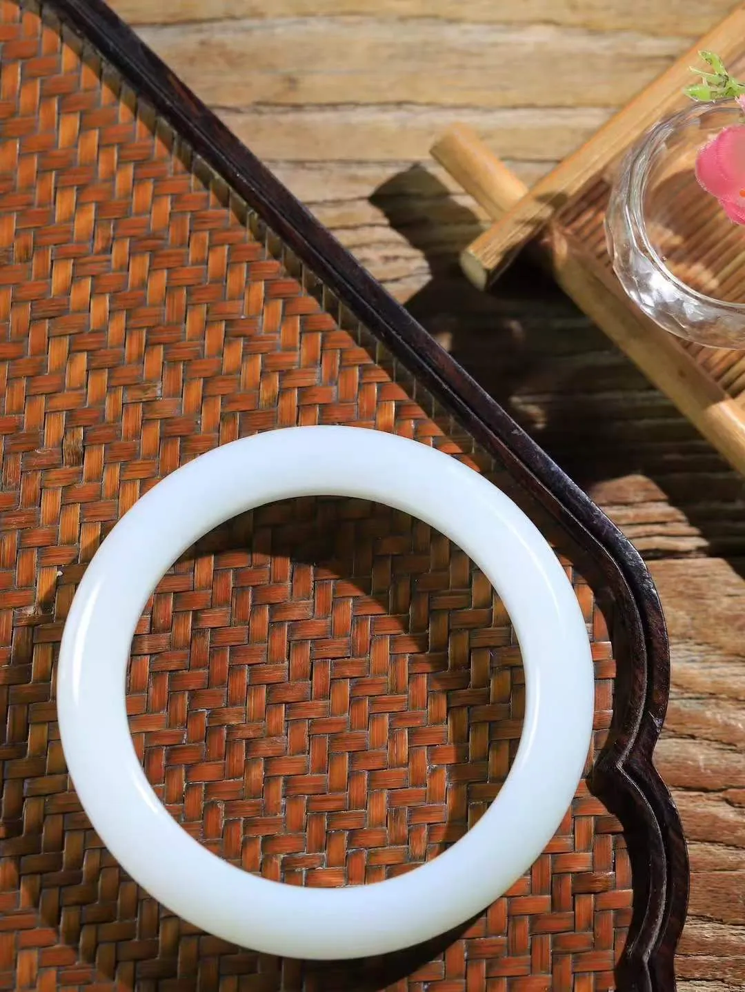 （一见倾心.手镯）

精品️和田玉白玉手镯，玉质温润细腻 油性十足 手感舒适，高华雅逸，线条流畅，简约大气，美自天成，素雅高贵。佩戴于腕间，婉约之美，举手投足间透出那低调奢华。重67克  尺寸59-12.5-10mm FDA791101026