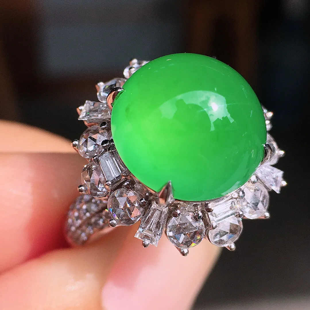 阳绿蛋面戒指，色泽均匀艳丽，玉质细腻，荧光感超
强，饱满圆润，尽显优雅气质，18k
金豪华镶嵌