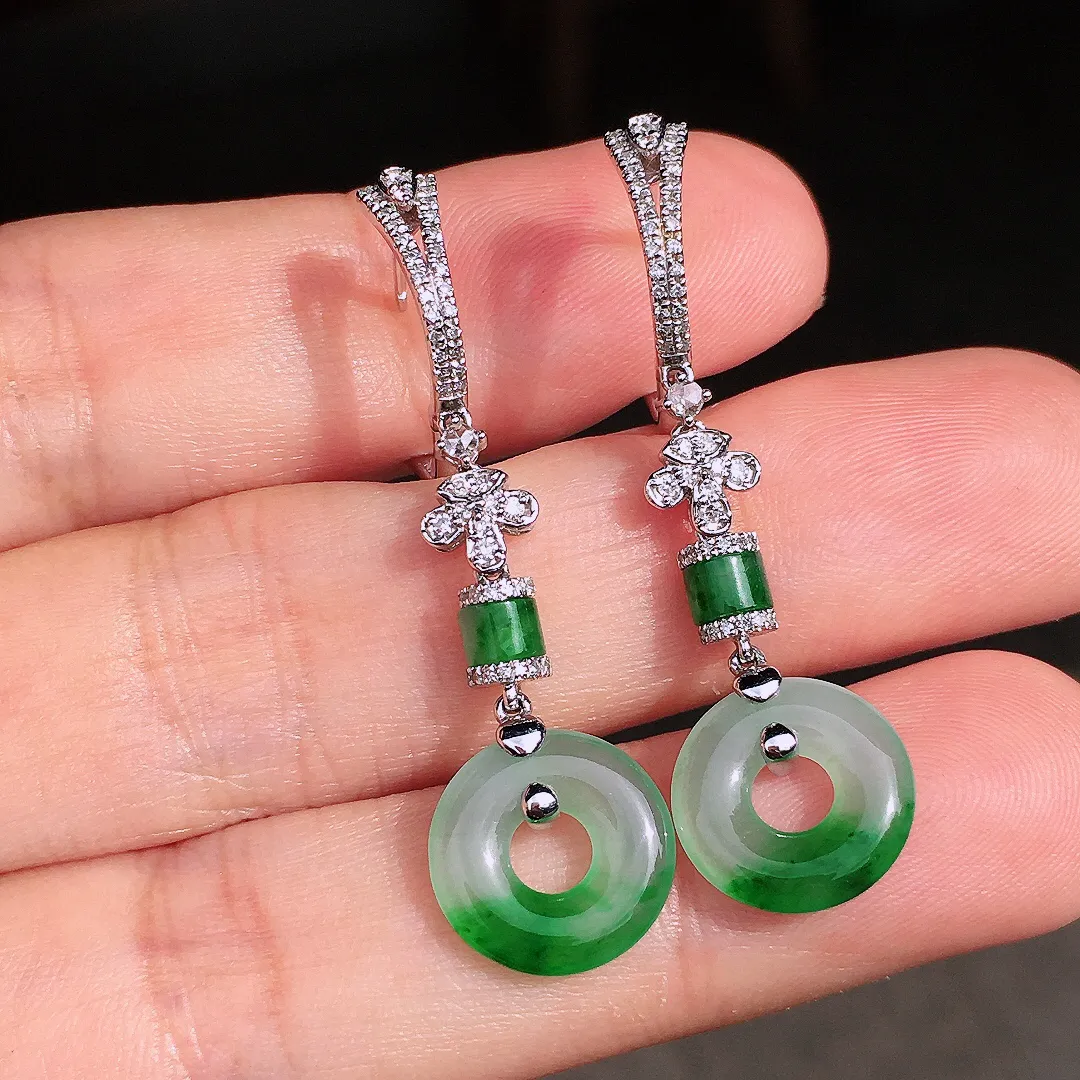 飘绿平安扣耳坠，色泽艳丽，玉质细腻，荧光感超
强，饱满圆润，尽显优雅气质，18k
金豪华镶嵌