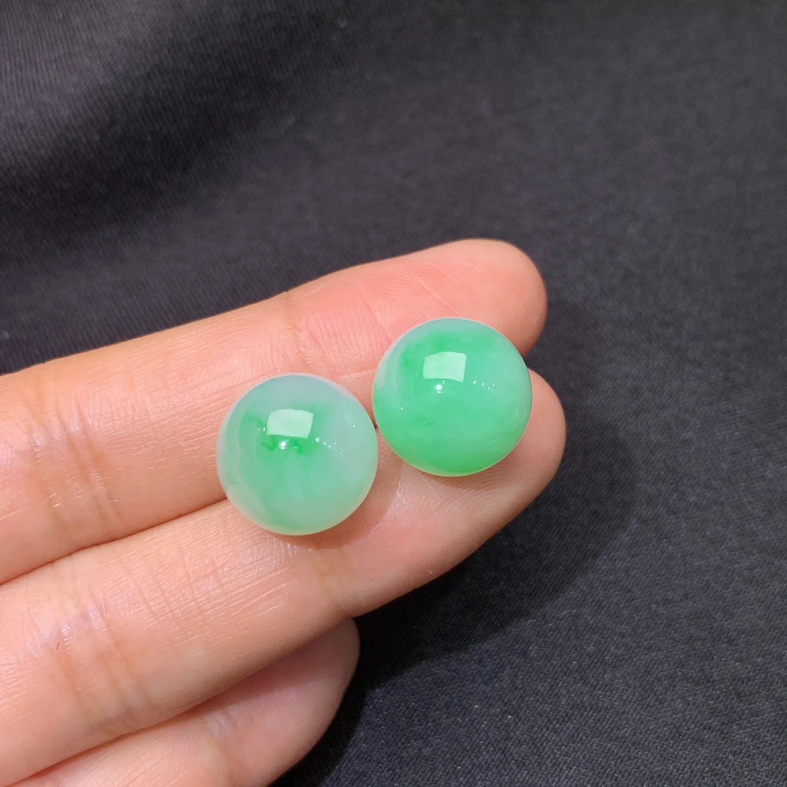飘绿圆珠一对，冰润色甜，玉质细腻，种水足 直径12.2