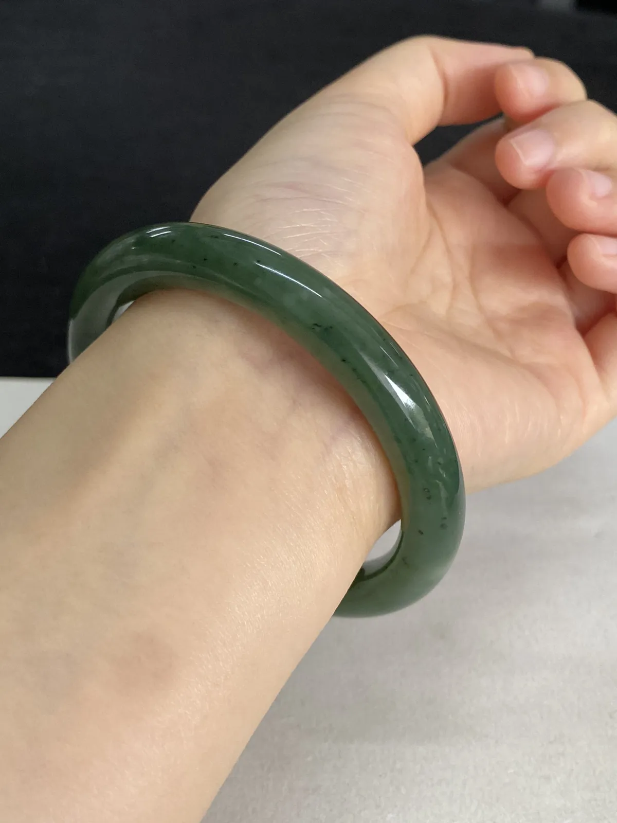 圆镯58.7圈口，和田玉手镯