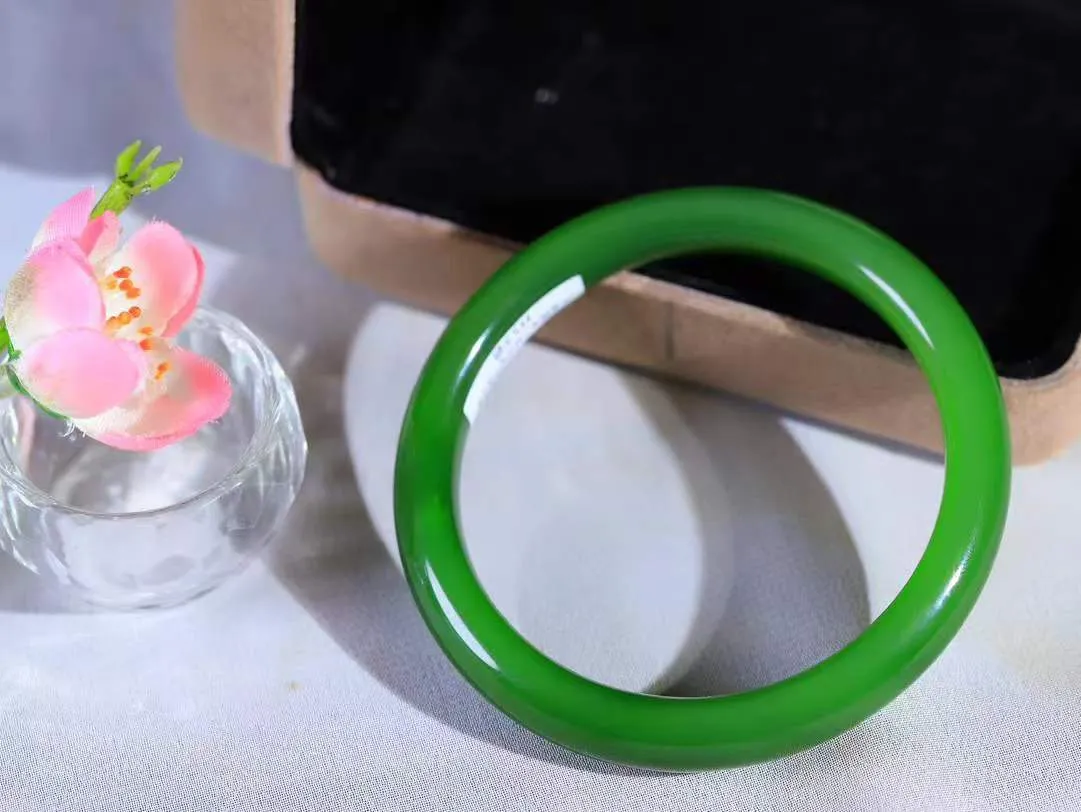 【碧波流转·手镯】

典藏级臻品️和田玉碧玉手镯，玉质细腻温润，手感舒适，️线条流畅，简约大