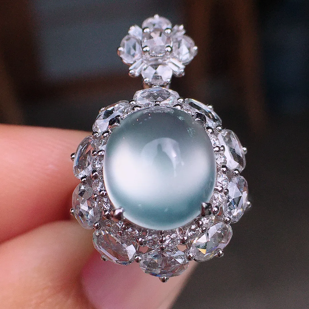 玻璃种蛋面戒指/吊坠两用款，玉质细腻，荧光感超
强，饱满圆润，尽显优雅气质，18k
金豪华镶嵌