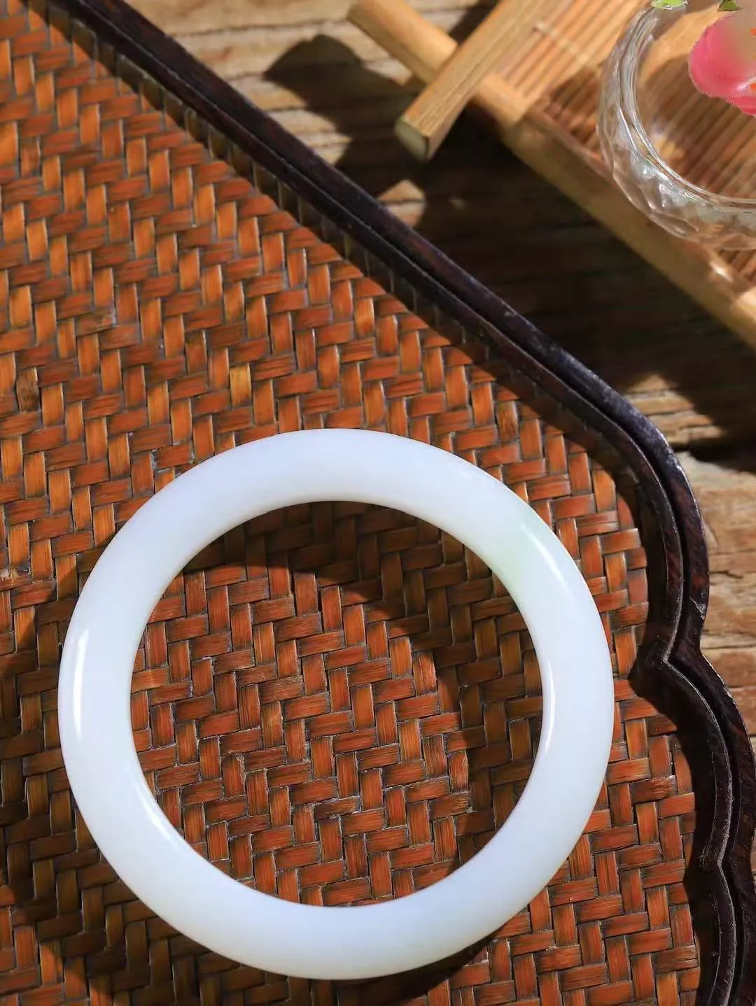 （柔情似水.手镯）

收藏级臻品和田玉白玉飘翠手镯，玉质温润细腻，镯型饱满圆润，优雅知性，姽婳于幽静兮，又婆娑乎人间，经典款型，古朴典雅。极具灵性，腕间风情，风姿卓越。 
重53克   尺寸55.5-11.2-9.7mm    FDL-361101026