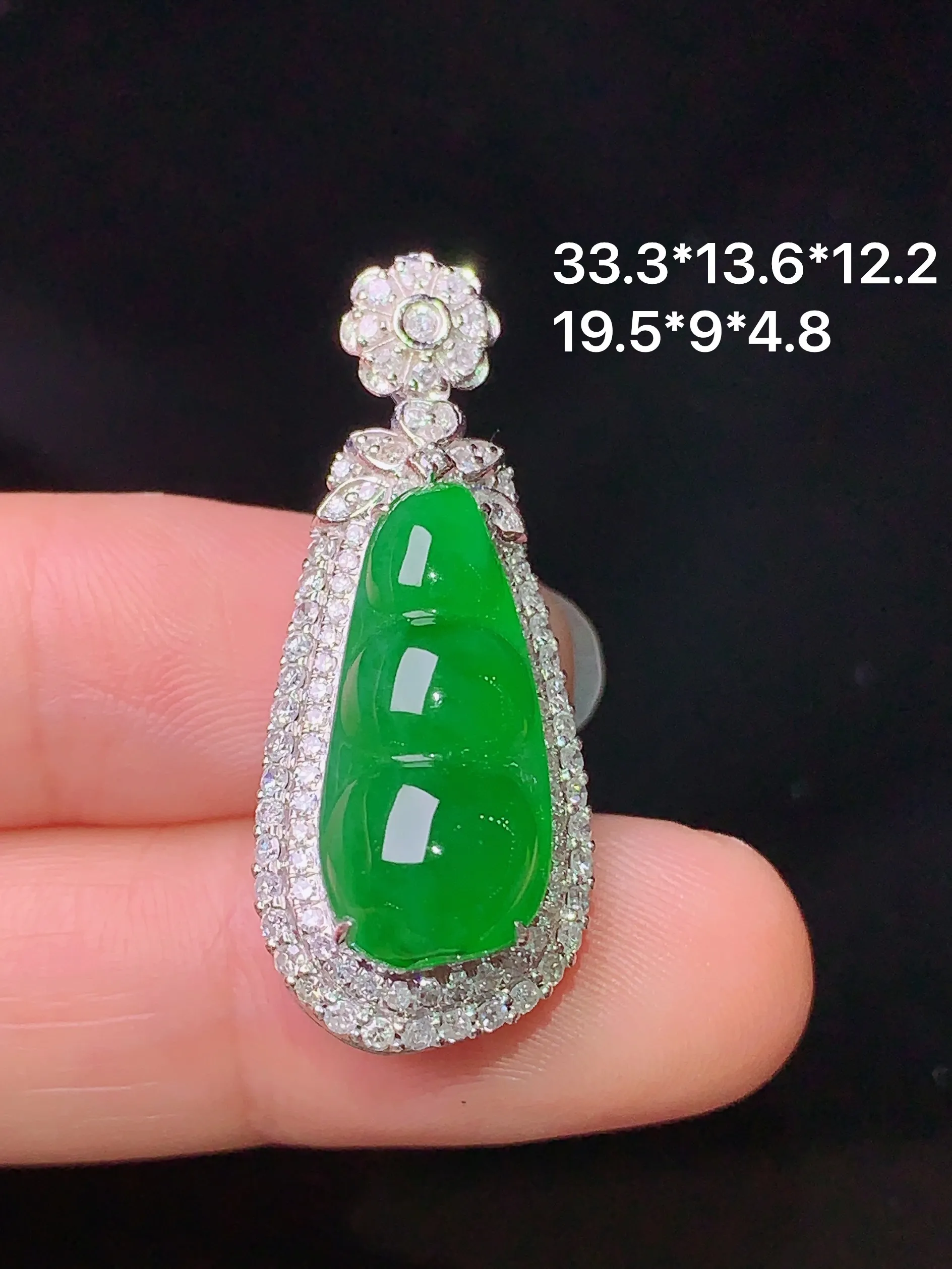 18k金钻镶嵌满绿四季豆吊坠 玉质细腻 色泽清新艳丽 整体尺寸33.3*13.6*12.2