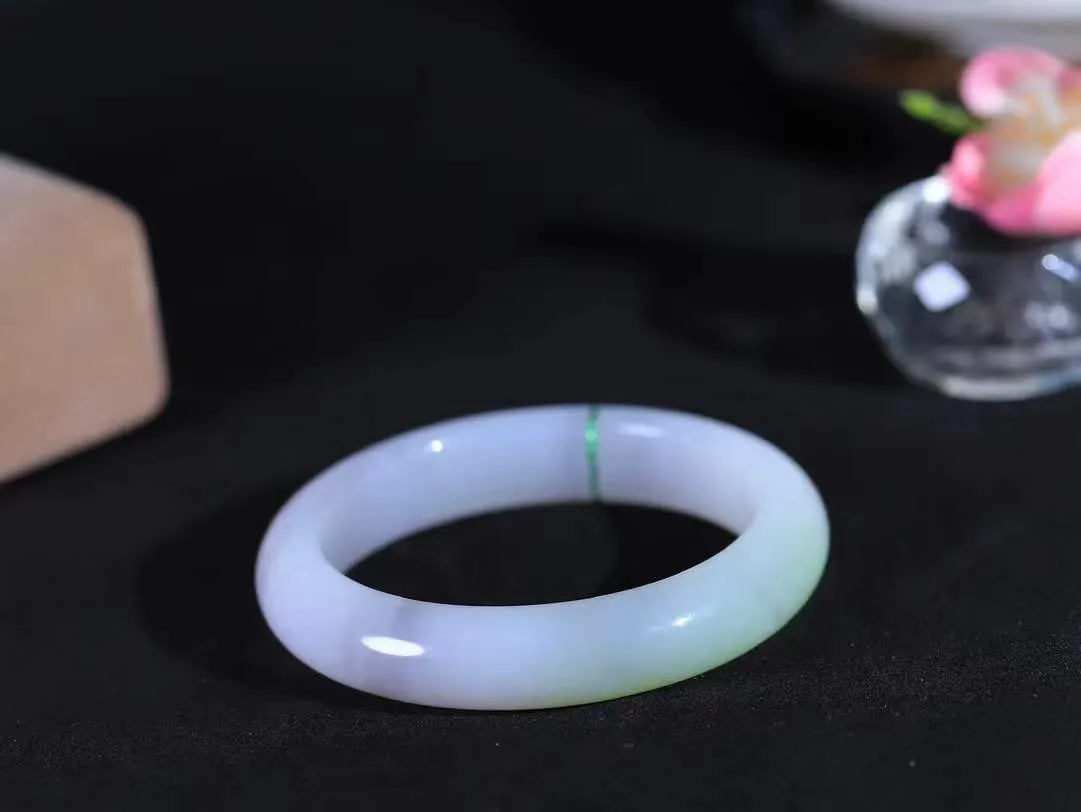 【婉约佳人.手镯】

精品️和田玉三色手镯 玉质温润细腻 油性十足 手感舒适，高华雅逸，线条流畅，简约大气，美自天成，素雅高贵。佩戴于腕间，婉约之美，举手投足间透出那份低调奢华。重51.8克 内径54mm  尺寸12.3-8.5mm   FDA-691101031