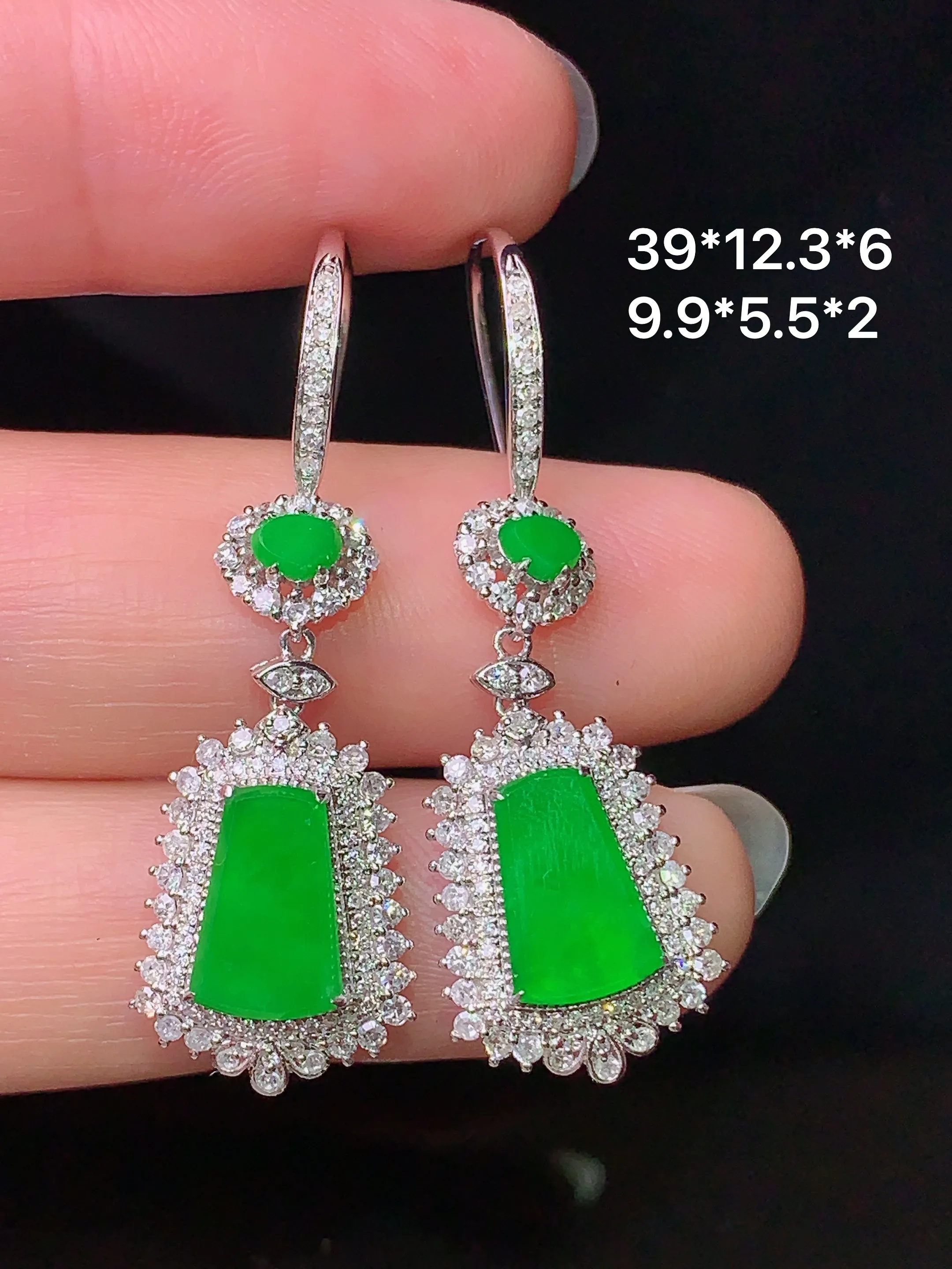 18k金钻镶嵌满绿无事牌耳坠 玉质细腻 色泽清新艳丽 整体尺寸39*12.3*6