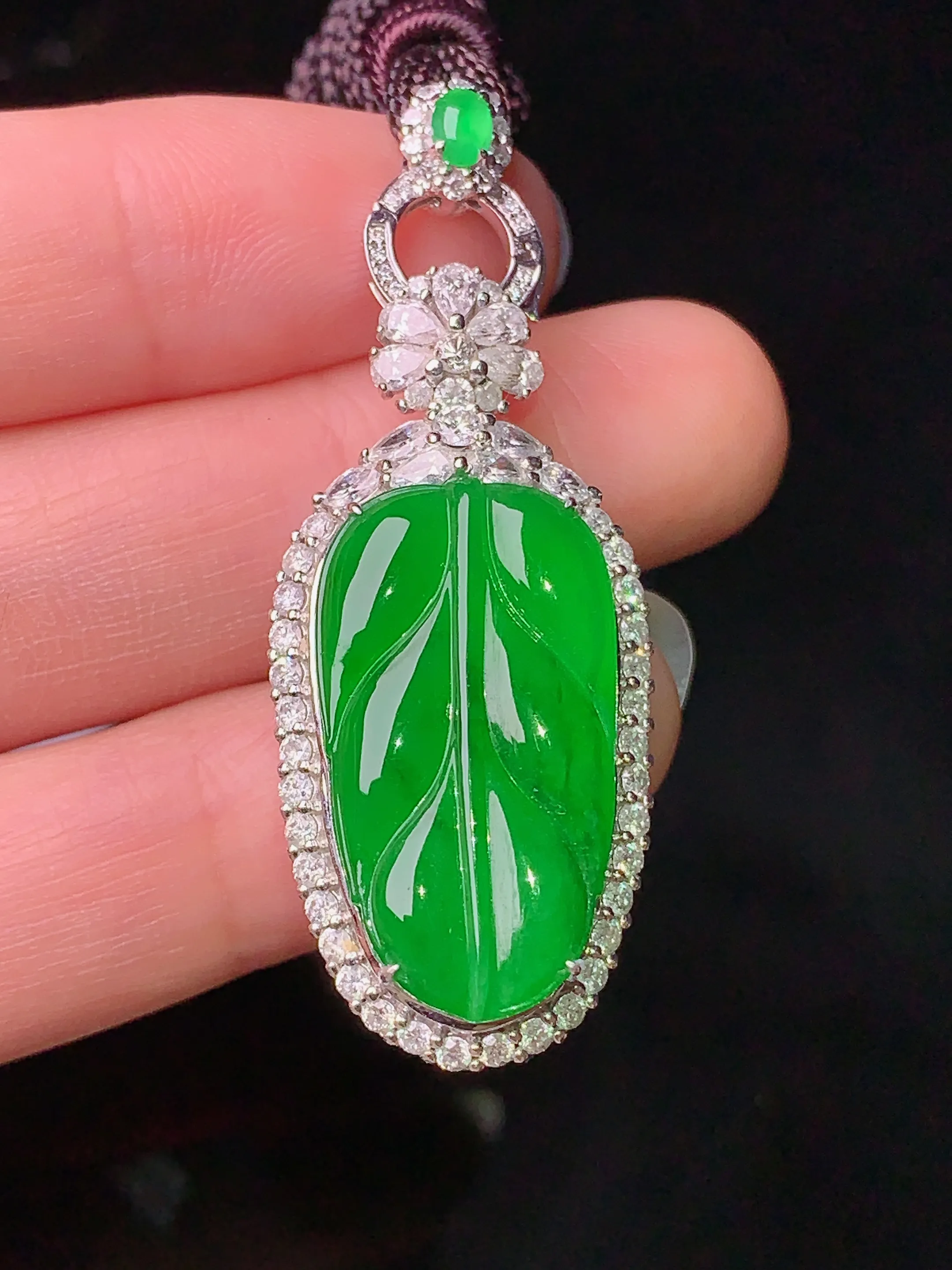 18k金钻镶嵌满绿树叶吊坠 玉质细腻 色泽清新艳丽 整体尺寸37.2*17.8*10