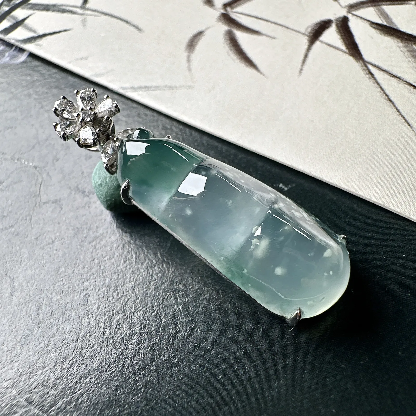 【冰种飘花福豆吊坠】老坑雪花棉，种地上乘，冰感十足，通透起光，饱满圆润，收藏品质，18k金钻镶嵌，裸石尺寸27.5*11.3*6.3毫米