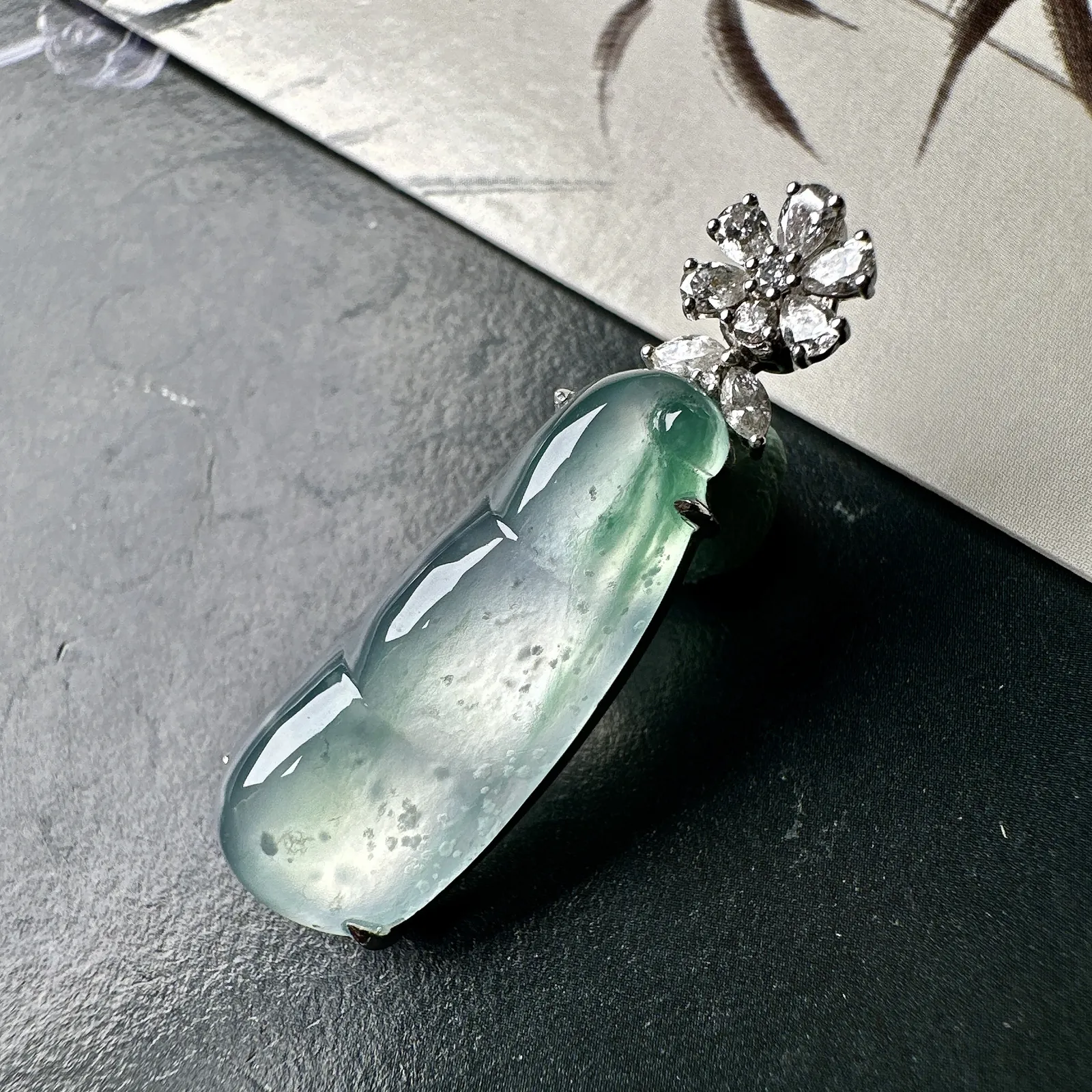 【冰种飘花福豆吊坠】老坑雪花棉，种地上乘，冰感十足，通透起光，饱满圆润，收藏品质，18k金钻镶嵌，裸石尺寸27.5*11.3*6.3毫米