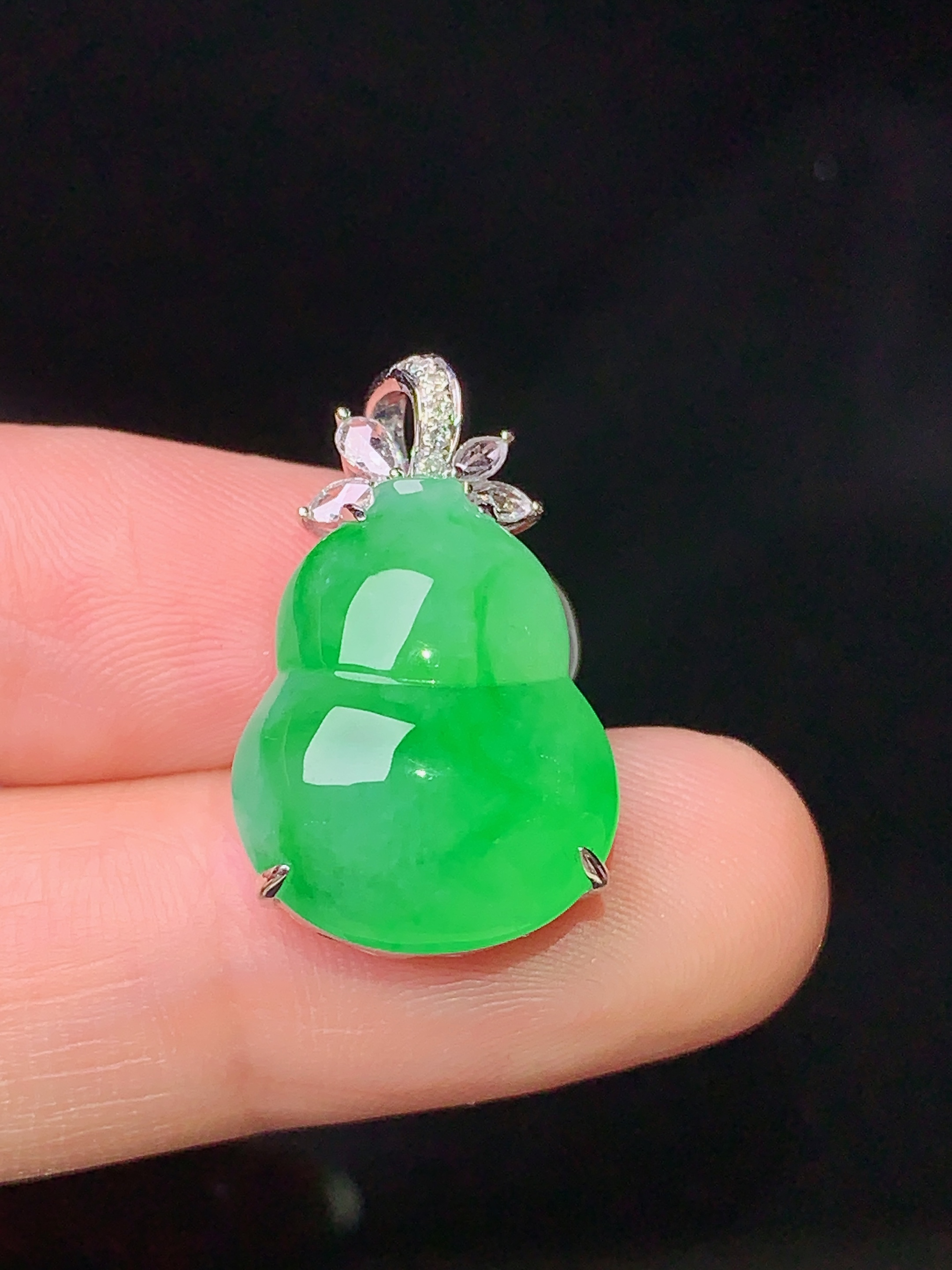 18k金钻镶嵌翠绿葫芦吊坠 玉质细腻 色泽清新艳丽 整体尺寸23.5*14.3*9