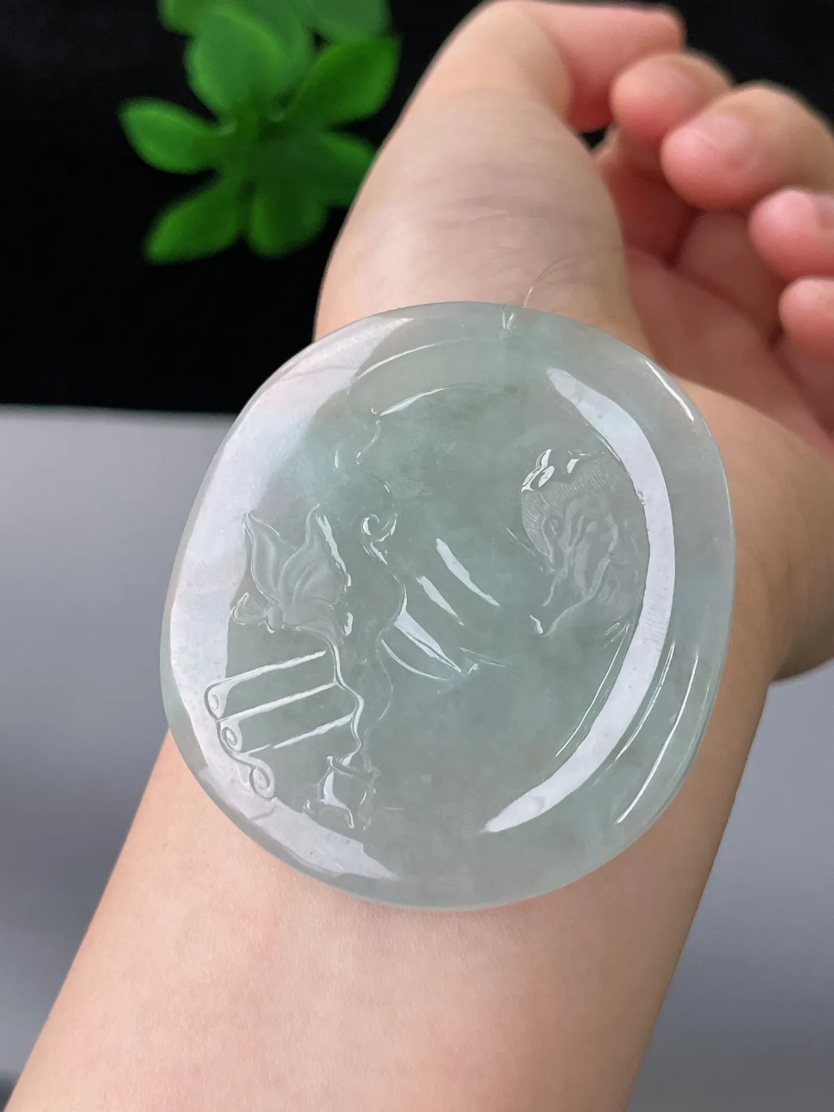 翡翠冰糯种淡绿色吊坠