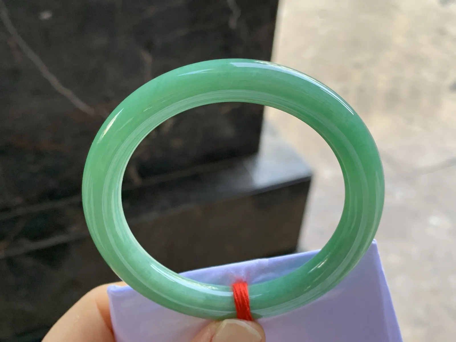 55-10

满色圆条手镯^_^
底子细腻干净～绿色均匀浓郁