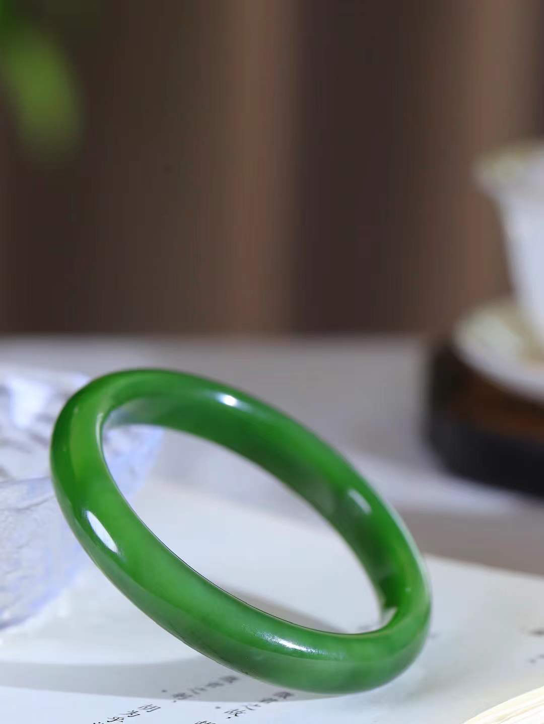 【碧色荡漾·手镯】

精品️和田玉碧玉手镯，玉质细腻温润，手感舒适，️线条流畅，简约大气，美自天成，佩戴于腕间，婉约之美，举手投足间透出那份低调奢华，醉人心扉。重48.7克 内径圈口60mm尺寸11.5-8mm FDL-771101032