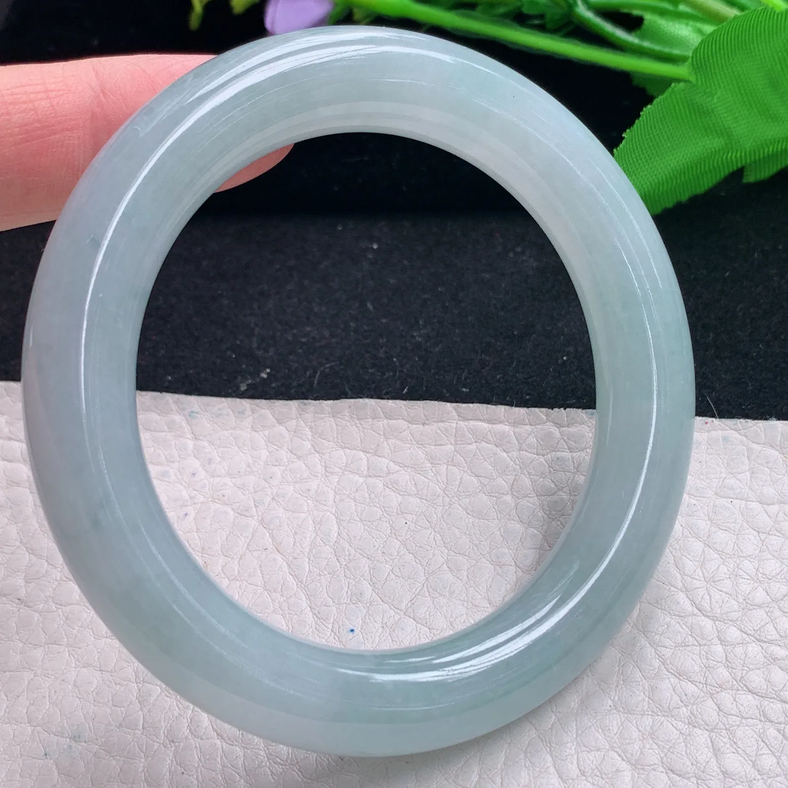 r自然光57*11美人镯 缅甸翡翠a货冰晴绿圆条玉手镯 玉手环