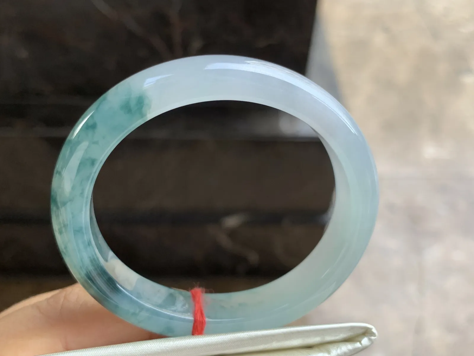 53-11.5-8mm
冰种飘花贵妃手镯 水润光泽 正圈51可带