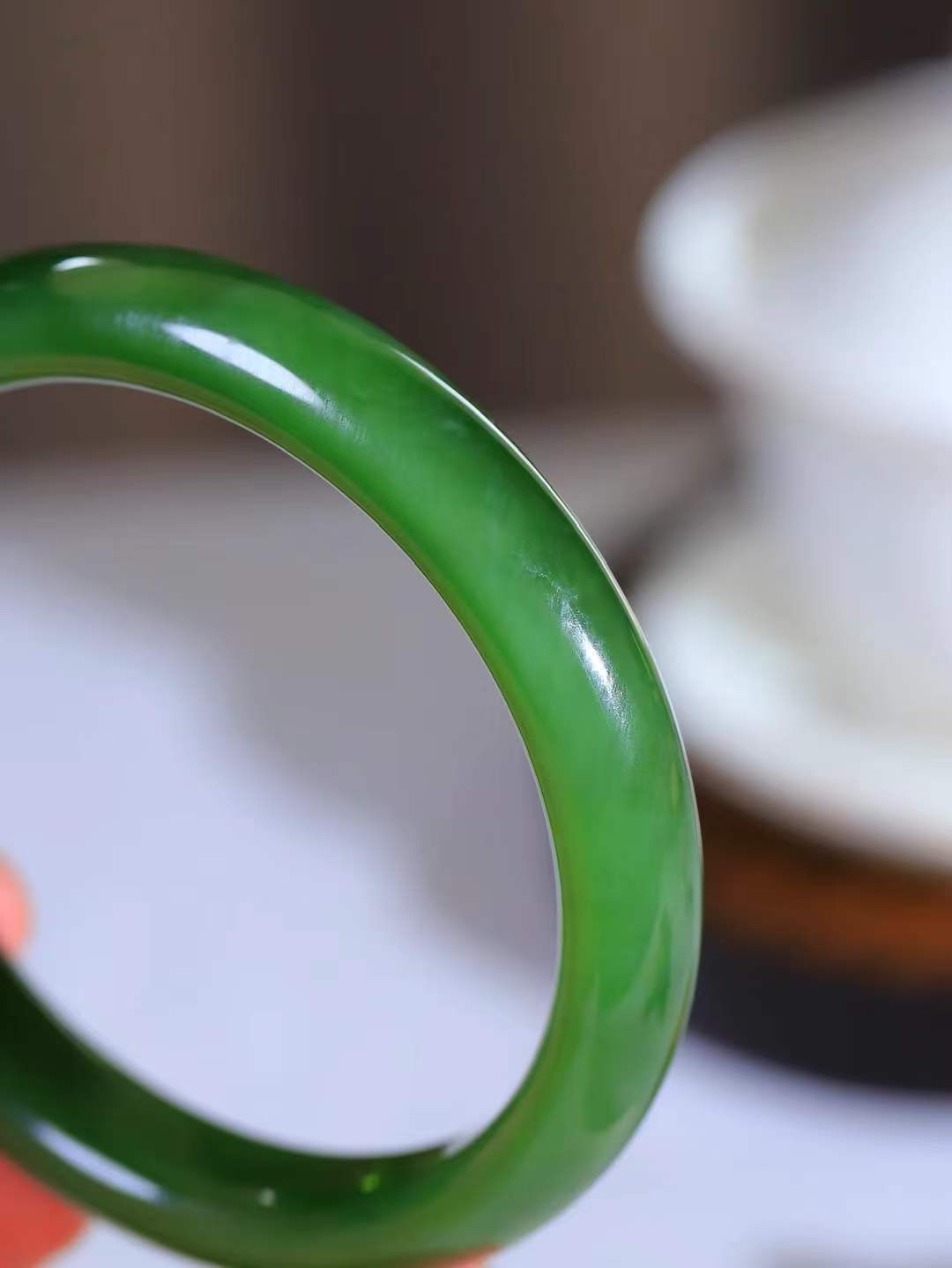 【碧色荡漾·手镯】

精品️和田玉碧玉手镯，玉质细腻温润，手感舒适，️线条流畅，简约大气，美自天成，佩戴于腕间，婉约之美，举手投足间透出那份低调奢华，醉人心扉。重48.7克 内径圈口60mm尺寸11.5-8mm FDL-771101032