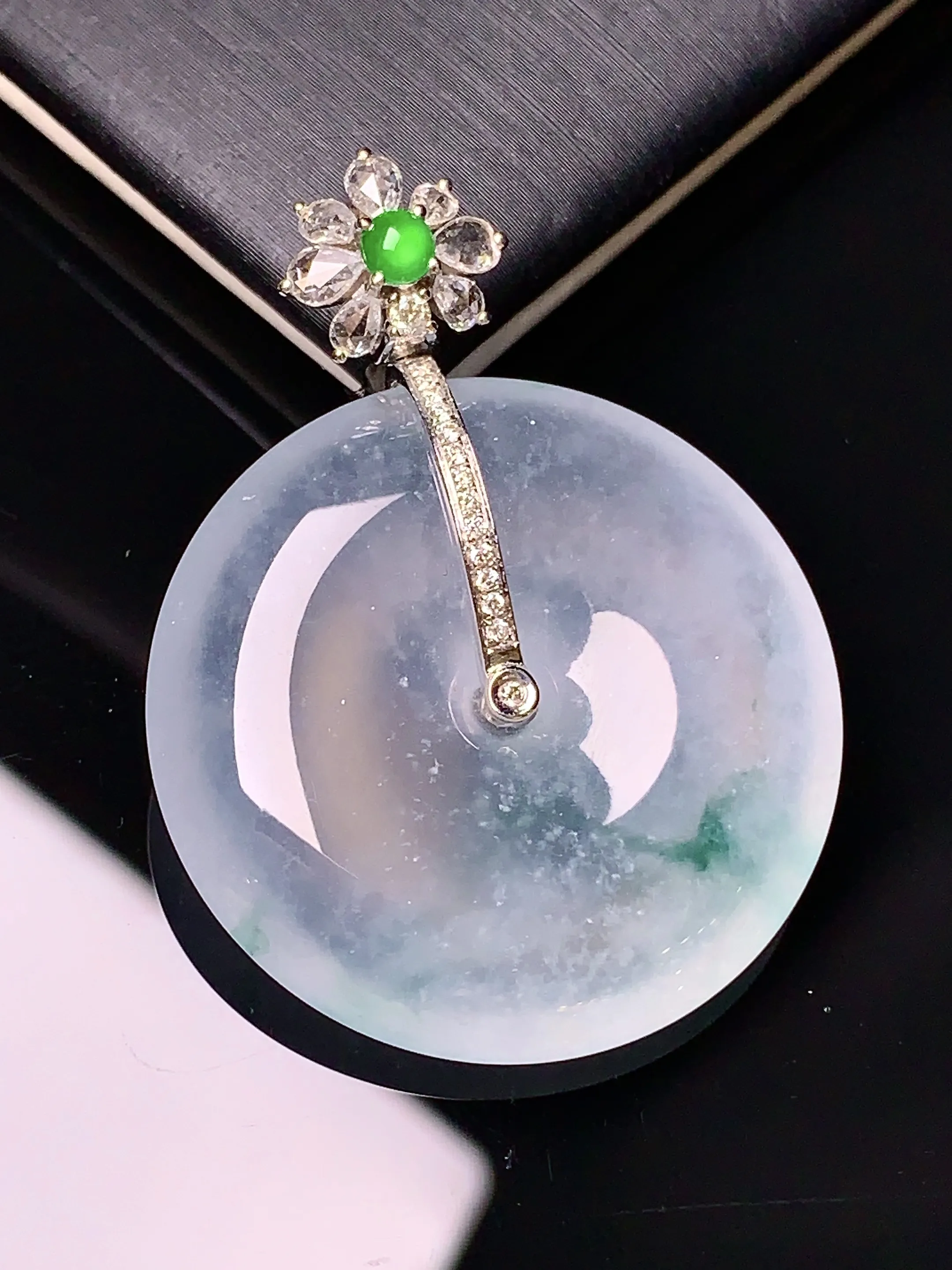 18k金钻镶嵌冰种平安扣吊坠 玉质细腻 色泽清新艳丽 整体尺寸38.8*29*6.3