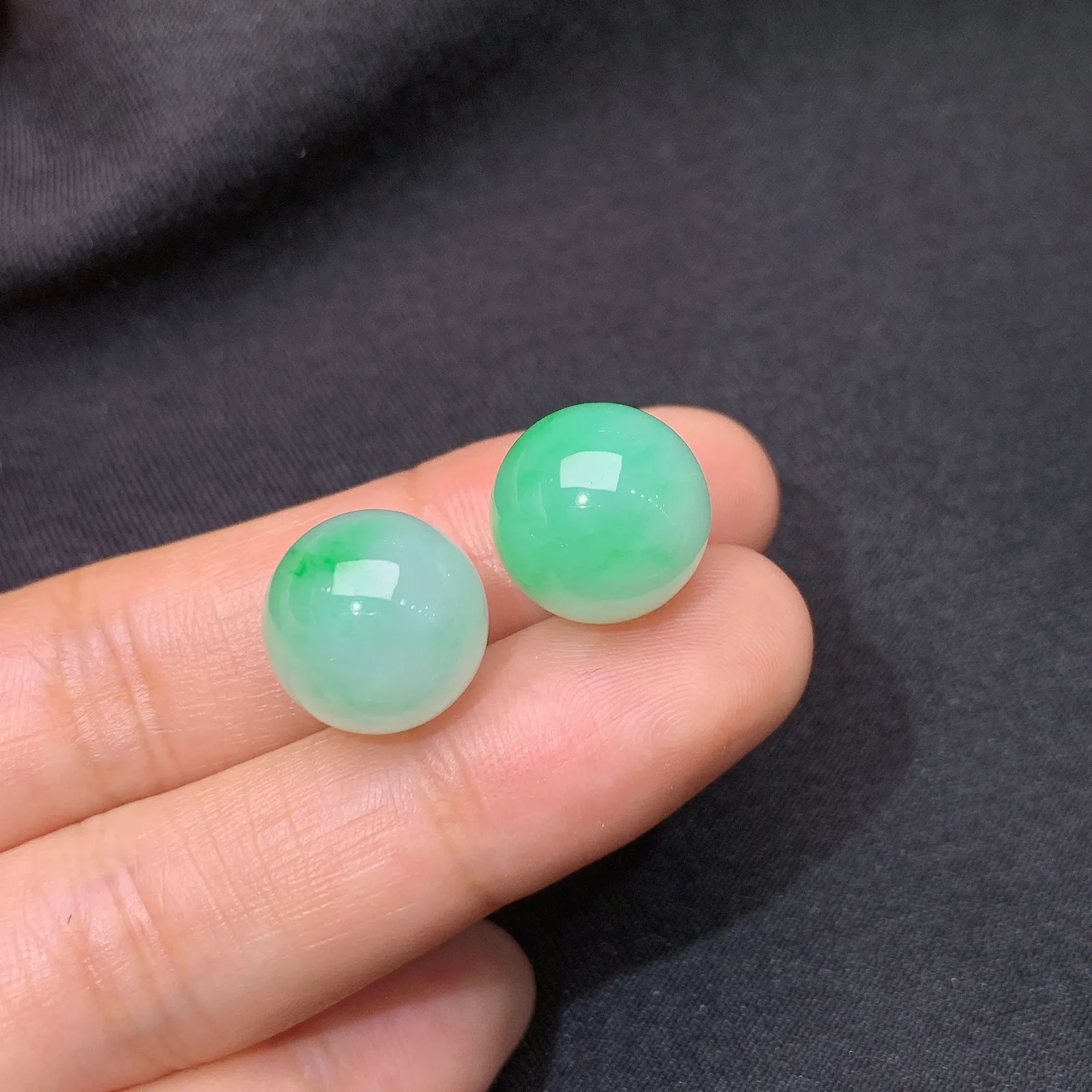 飘绿圆珠一对，冰润色甜，玉质细腻，种水足 直径12.2