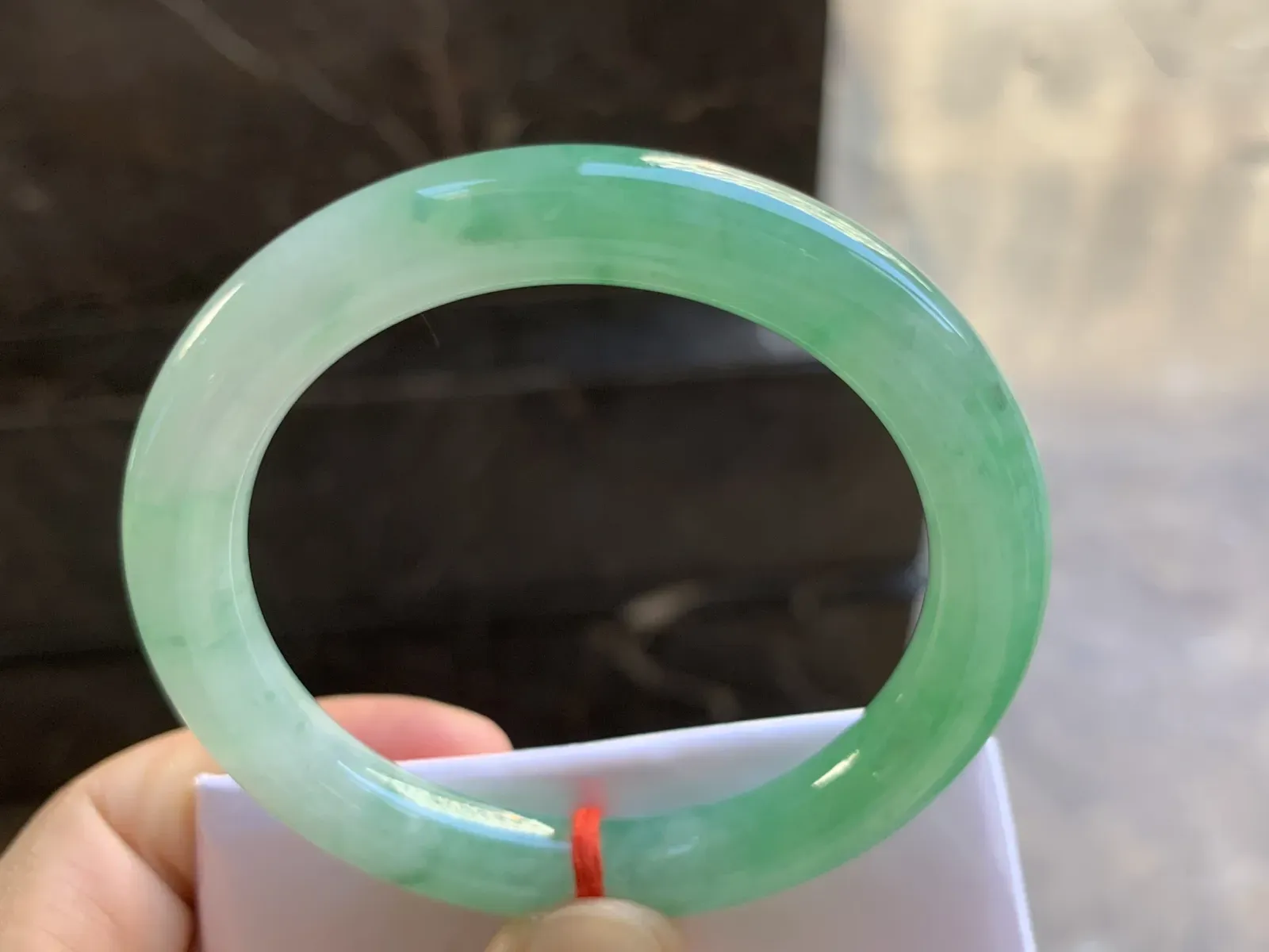 51.5-8.8mm
带色圆条手镯 底子细腻 颜色漂亮 性价比推荐