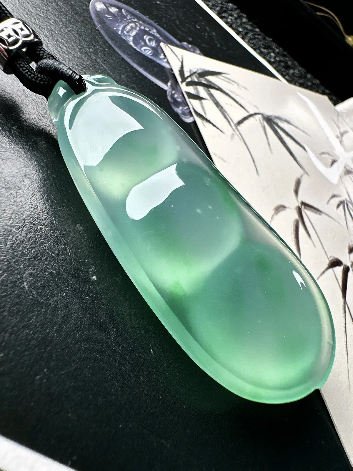 【冰种巨无霸福豆吊坠】飘一抹绿，起钢光，种地上乘，冰感十足，通透起光，饱满圆润，收藏品质