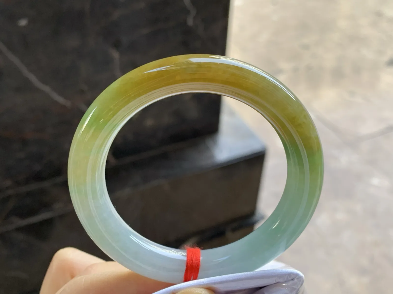 55.5-11

黄翡圆条手镯^_^
肉质细腻有种水～颜色漂亮 上手好看